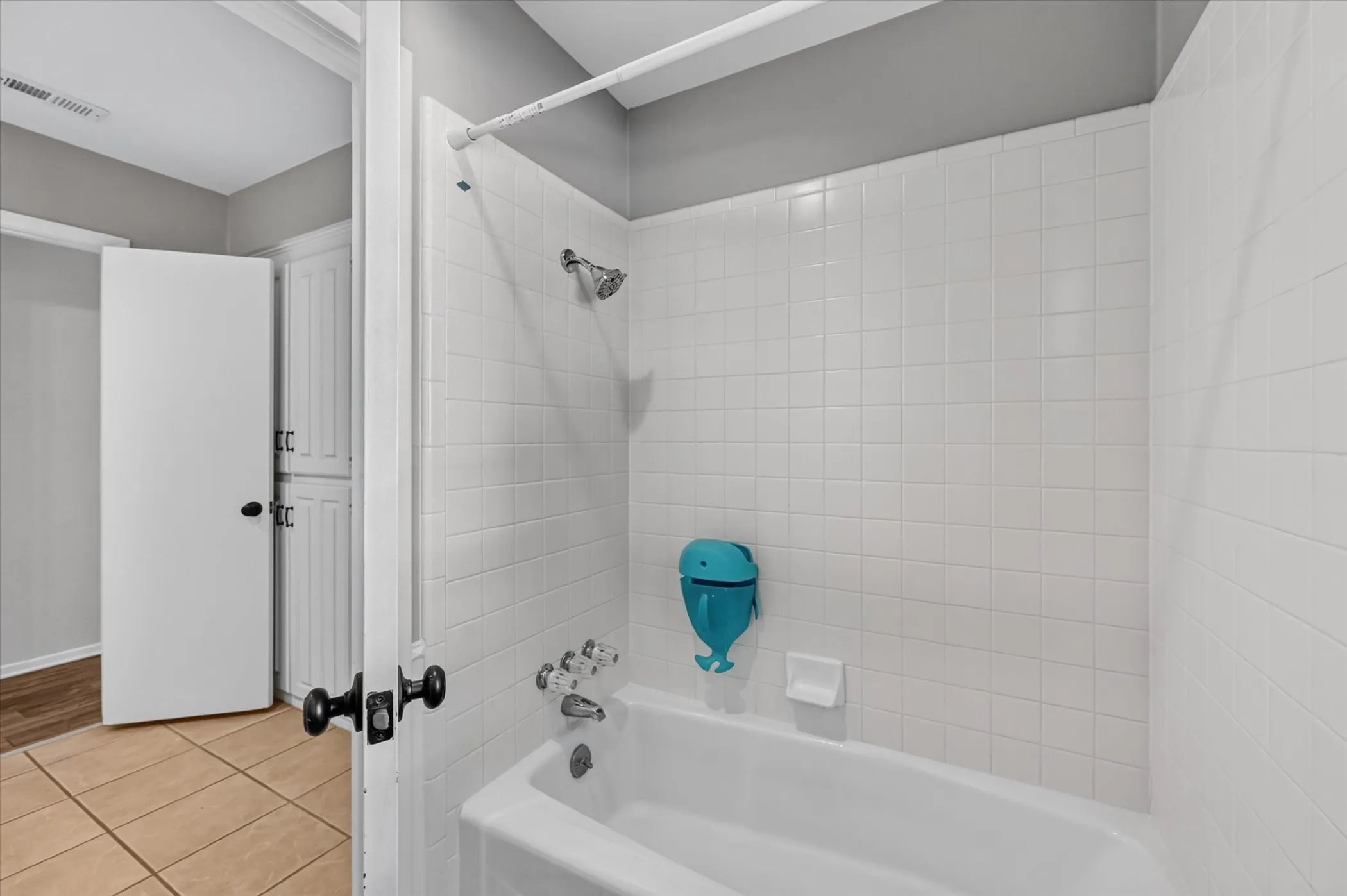Single Family Residence For Sale in Tarrant County , 4208 Trowbridge Drive, Arlington, Texas 76013, 4 Bedroom, 3 Bathroom, 2 Garage spaces, 2,771 Sqft, built in 1973, mls#21360196, Real Estate Agent in Arlington, Homes For Sale in Tarrant county, Homes For Sale in Arlington, Realtor in Arlington Texas, Real Estate Brokerage Independent Realty Texas, Luminita Cordes Realtor