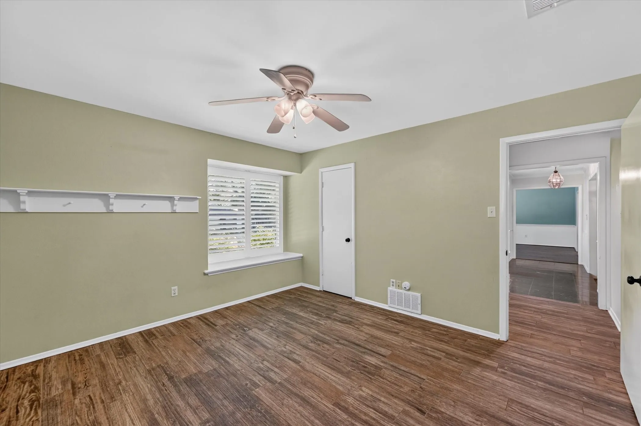 Single Family Residence For Sale in Tarrant County , 4208 Trowbridge Drive, Arlington, Texas 76013, 4 Bedroom, 3 Bathroom, 2 Garage spaces, 2,771 Sqft, built in 1973, mls#21360196, Real Estate Agent in Arlington, Homes For Sale in Tarrant county, Homes For Sale in Arlington, Realtor in Arlington Texas, Real Estate Brokerage Independent Realty Texas, Luminita Cordes Realtor