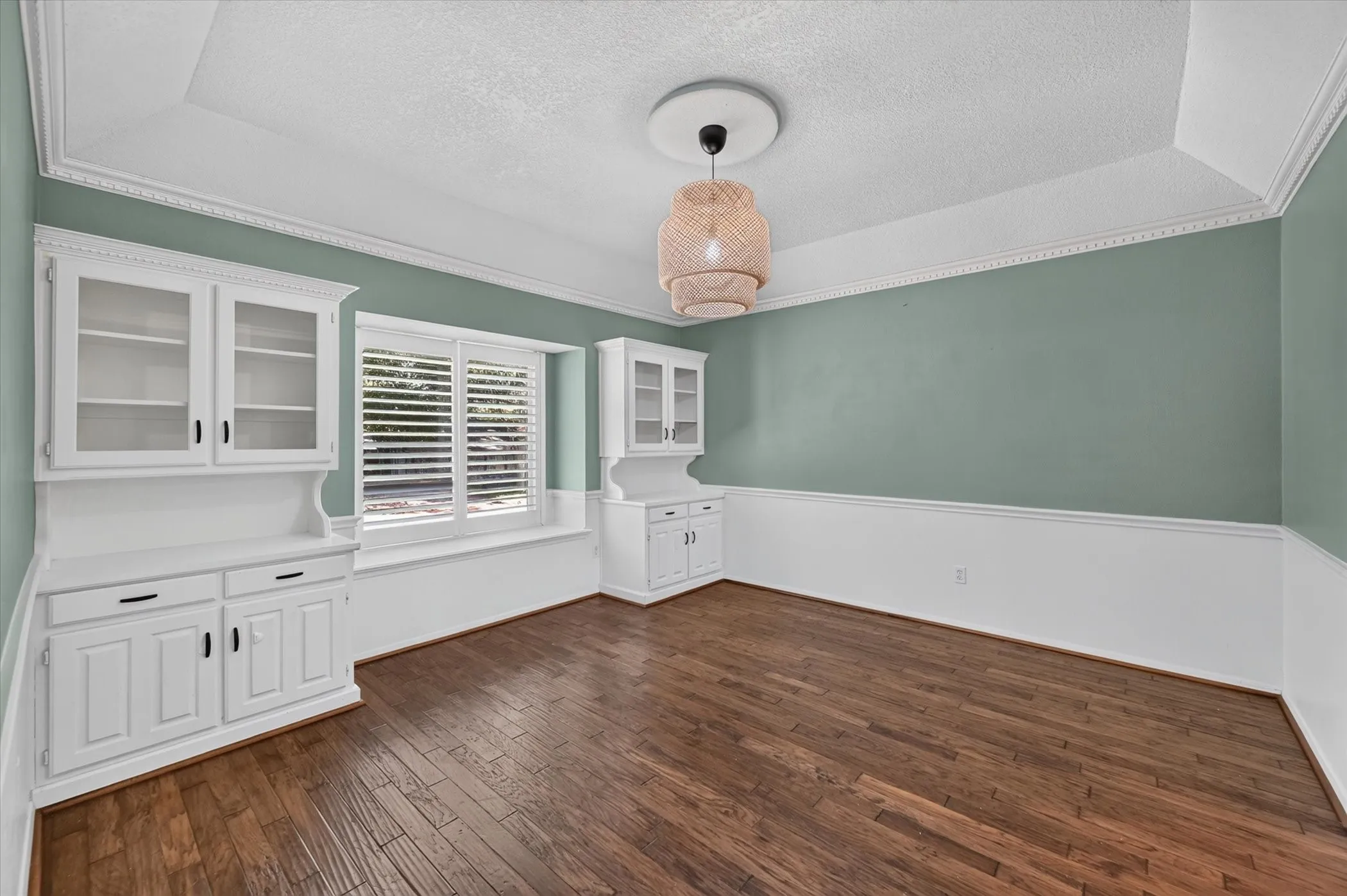 Single Family Residence For Sale in Tarrant County , 4208 Trowbridge Drive, Arlington, Texas 76013, 4 Bedroom, 3 Bathroom, 2 Garage spaces, 2,771 Sqft, built in 1973, mls#21360196, Real Estate Agent in Arlington, Homes For Sale in Tarrant county, Homes For Sale in Arlington, Realtor in Arlington Texas, Real Estate Brokerage Independent Realty Texas, Luminita Cordes Realtor