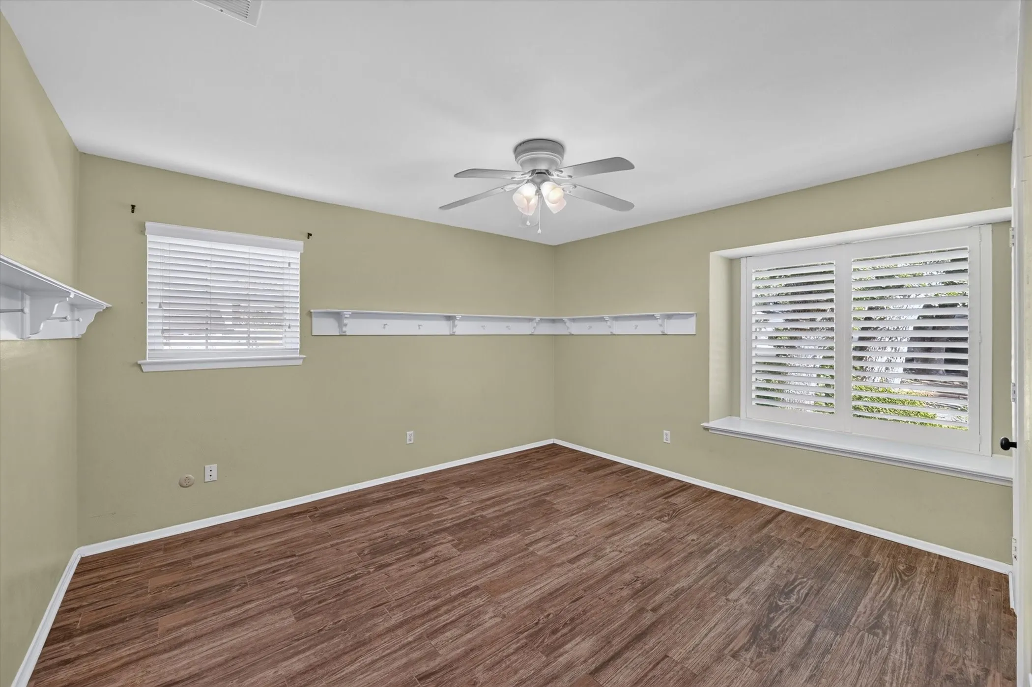 Single Family Residence For Sale in Tarrant County , 4208 Trowbridge Drive, Arlington, Texas 76013, 4 Bedroom, 3 Bathroom, 2 Garage spaces, 2,771 Sqft, built in 1973, mls#21360196, Real Estate Agent in Arlington, Homes For Sale in Tarrant county, Homes For Sale in Arlington, Realtor in Arlington Texas, Real Estate Brokerage Independent Realty Texas, Luminita Cordes Realtor