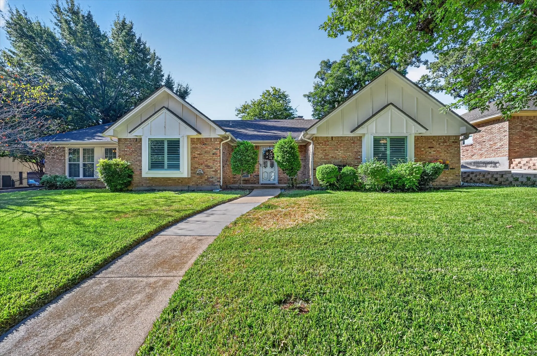 Single Family Residence For Sale in Tarrant County , 4208 Trowbridge Drive, Arlington, Texas 76013, 4 Bedroom, 3 Bathroom, 2 Garage spaces, 2,771 Sqft, built in 1973, mls#21360196, Real Estate Agent in Arlington, Homes For Sale in Tarrant county, Homes For Sale in Arlington, Realtor in Arlington Texas, Real Estate Brokerage Independent Realty Texas, Luminita Cordes Realtor