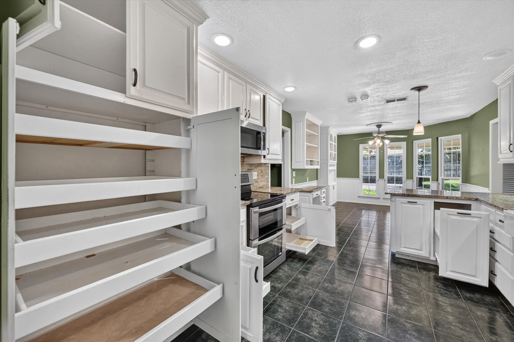 Single Family Residence For Sale in Tarrant County , 4208 Trowbridge Drive, Arlington, Texas 76013, 4 Bedroom, 3 Bathroom, 2 Garage spaces, 2,771 Sqft, built in 1973, mls#21360196, Real Estate Agent in Arlington, Homes For Sale in Tarrant county, Homes For Sale in Arlington, Realtor in Arlington Texas, Real Estate Brokerage Independent Realty Texas, Luminita Cordes Realtor