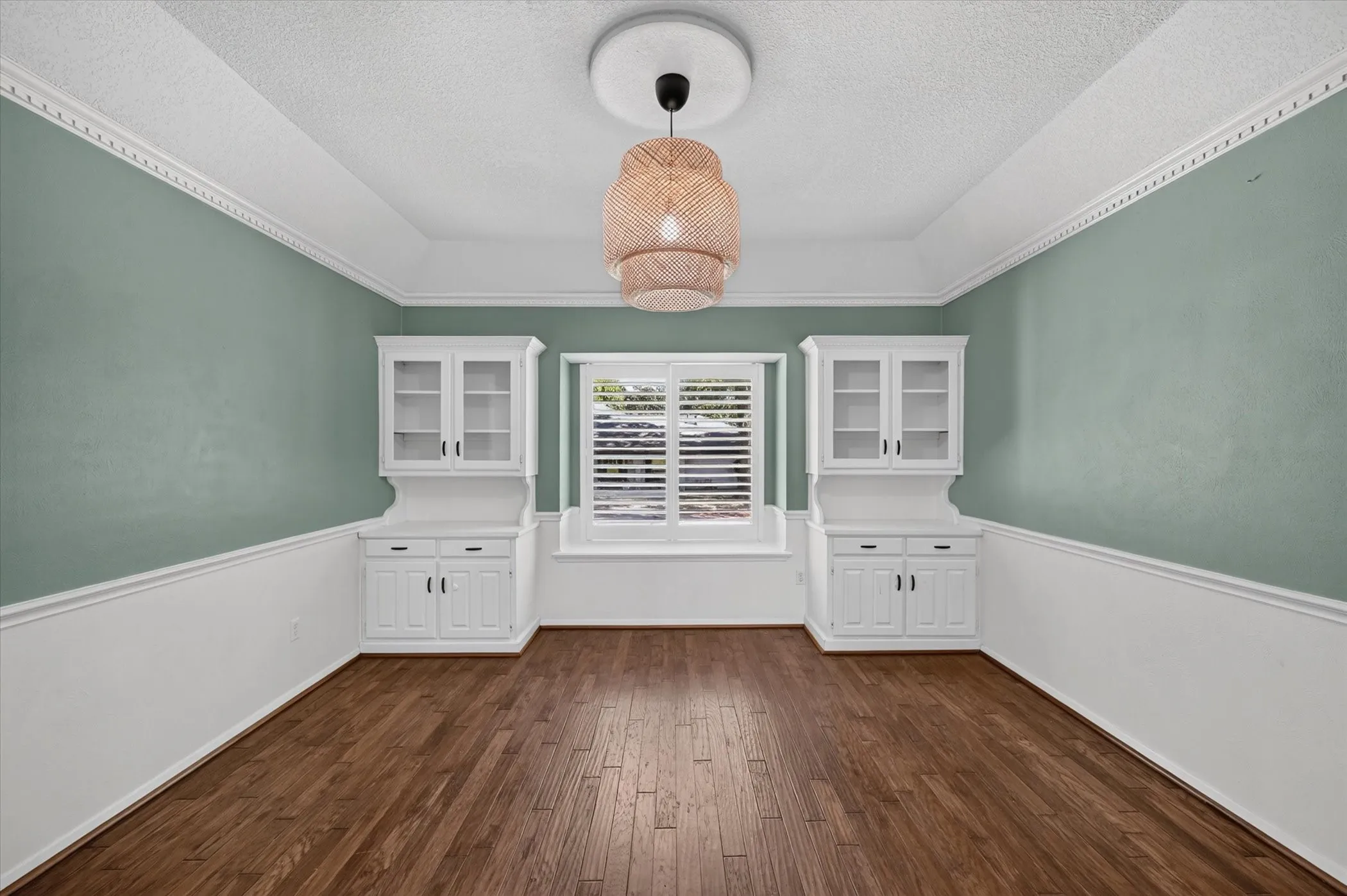 Single Family Residence For Sale in Tarrant County , 4208 Trowbridge Drive, Arlington, Texas 76013, 4 Bedroom, 3 Bathroom, 2 Garage spaces, 2,771 Sqft, built in 1973, mls#21360196, Real Estate Agent in Arlington, Homes For Sale in Tarrant county, Homes For Sale in Arlington, Realtor in Arlington Texas, Real Estate Brokerage Independent Realty Texas, Luminita Cordes Realtor