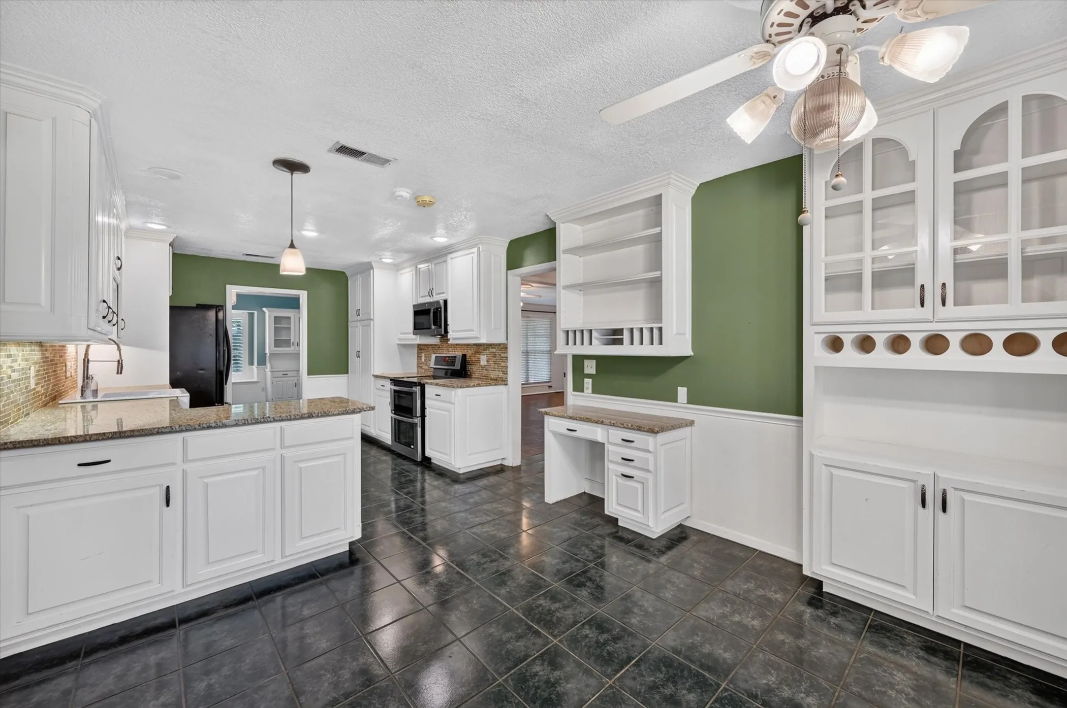 Single Family Residence For Sale in Tarrant County , 4208 Trowbridge Drive, Arlington, Texas 76013, 4 Bedroom, 3 Bathroom, 2 Garage spaces, 2,771 Sqft, built in 1973, mls#21360196, Real Estate Agent in Arlington, Homes For Sale in Tarrant county, Homes For Sale in Arlington, Realtor in Arlington Texas, Real Estate Brokerage Independent Realty Texas, Luminita Cordes Realtor