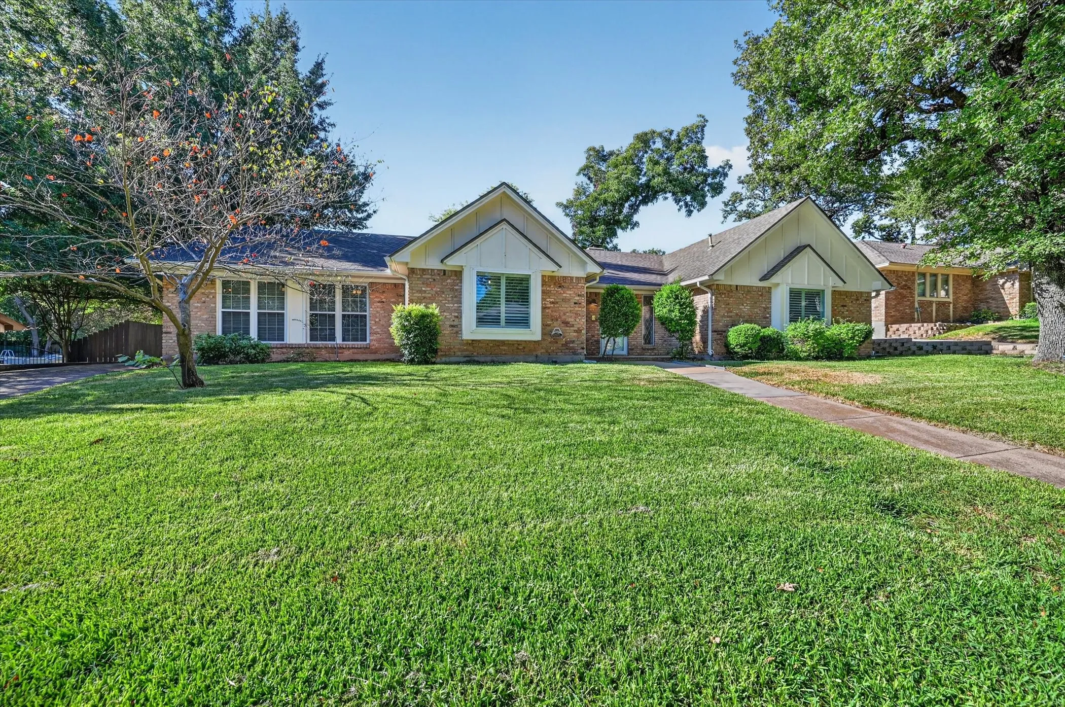 Single Family Residence For Sale in Tarrant County , 4208 Trowbridge Drive, Arlington, Texas 76013, 4 Bedroom, 3 Bathroom, 2 Garage spaces, 2,771 Sqft, built in 1973, mls#21360196, Real Estate Agent in Arlington, Homes For Sale in Tarrant county, Homes For Sale in Arlington, Realtor in Arlington Texas, Real Estate Brokerage Independent Realty Texas, Luminita Cordes Realtor