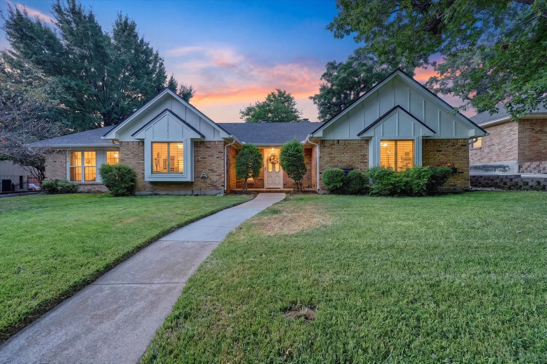 Single Family Residence For Sale in Tarrant County , 4208 Trowbridge Drive, Arlington, Texas 76013, 4 Bedroom, 3 Bathroom, 2 Garage spaces, 2,771 Sqft, built in 1973, mls#21360196, Real Estate Agent in Arlington, Homes For Sale in Tarrant county, Homes For Sale in Arlington, Realtor in Arlington Texas, Real Estate Brokerage Independent Realty Texas, Luminita Cordes Realtor