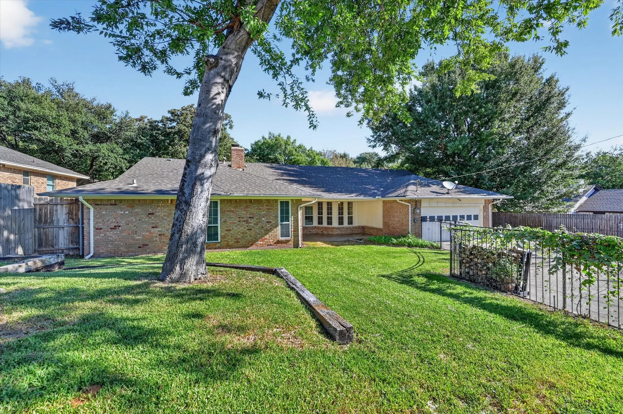 Single Family Residence For Sale in Tarrant County , 4208 Trowbridge Drive, Arlington, Texas 76013, 4 Bedroom, 3 Bathroom, 2 Garage spaces, 2,771 Sqft, built in 1973, mls#21360196, Real Estate Agent in Arlington, Homes For Sale in Tarrant county, Homes For Sale in Arlington, Realtor in Arlington Texas, Real Estate Brokerage Independent Realty Texas, Luminita Cordes Realtor