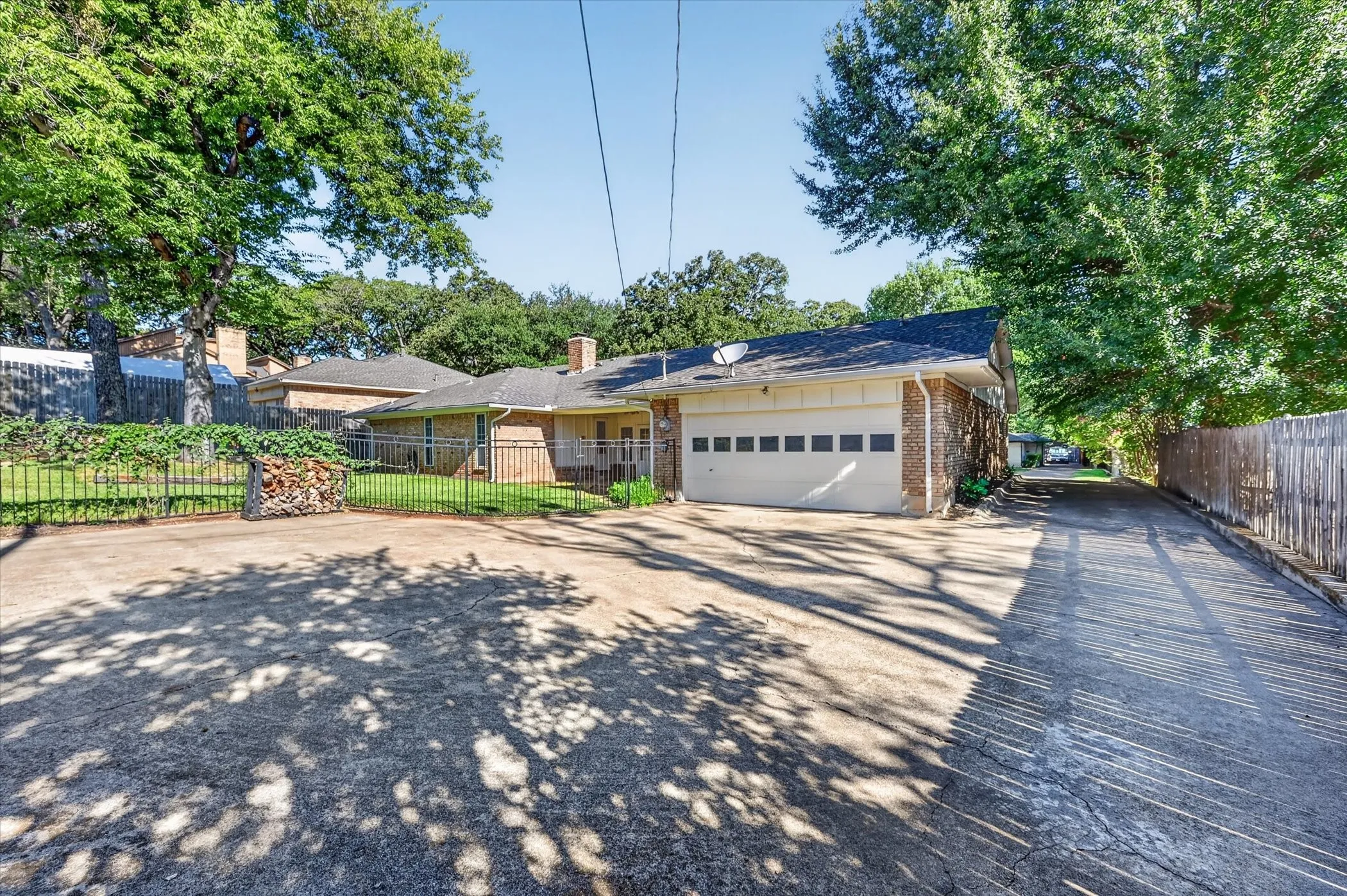Single Family Residence For Sale in Tarrant County , 4208 Trowbridge Drive, Arlington, Texas 76013, 4 Bedroom, 3 Bathroom, 2 Garage spaces, 2,771 Sqft, built in 1973, mls#21360196, Real Estate Agent in Arlington, Homes For Sale in Tarrant county, Homes For Sale in Arlington, Realtor in Arlington Texas, Real Estate Brokerage Independent Realty Texas, Luminita Cordes Realtor