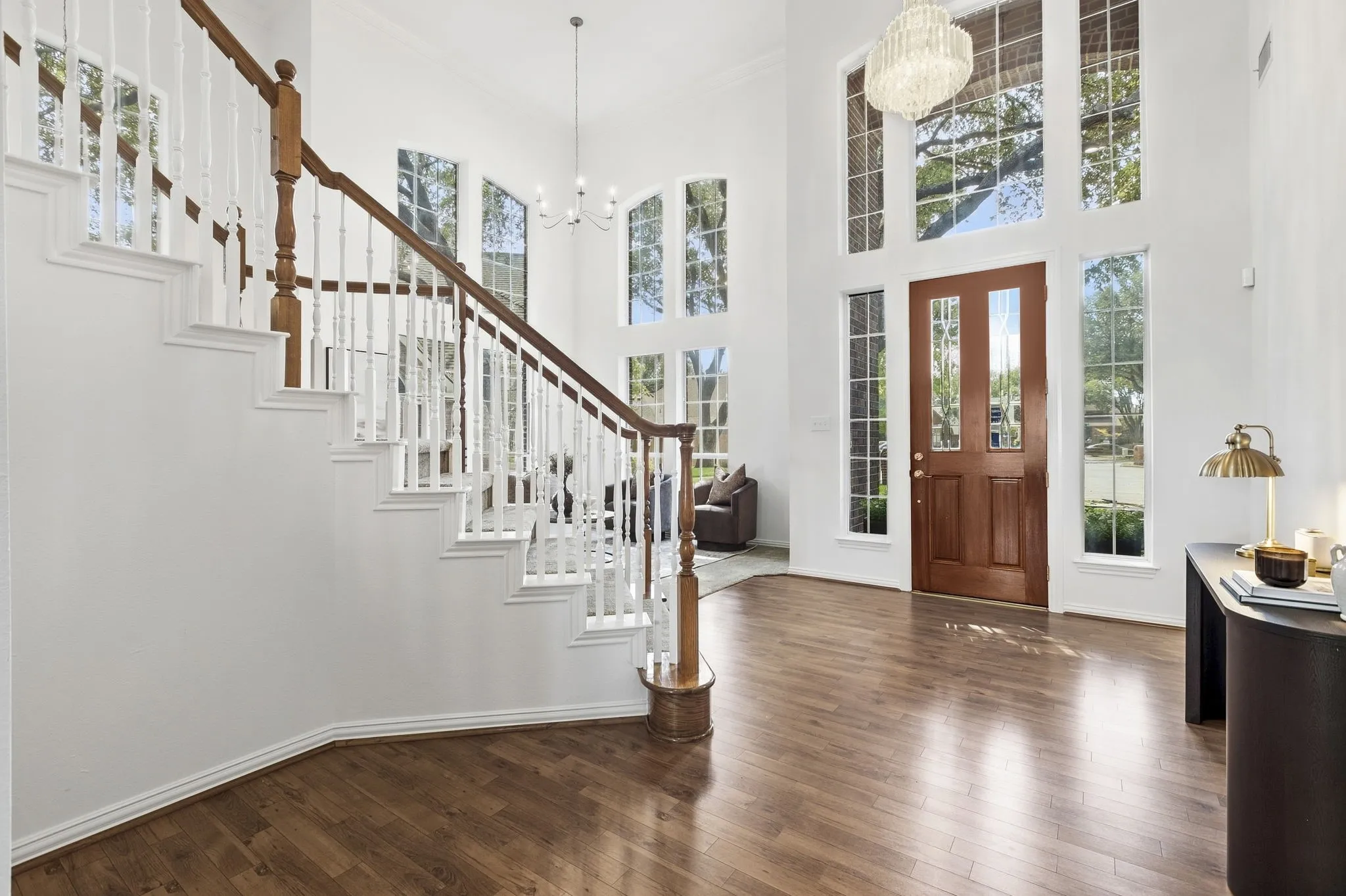 Foyer entryway and array of windows.