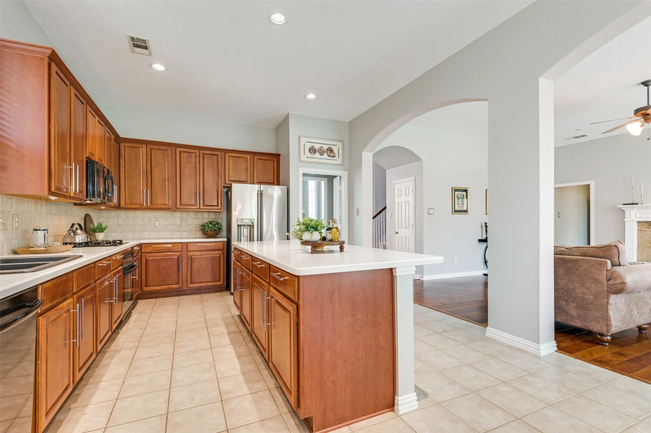 Single Family Residence For Sale in Tarrant County , 1807 Lake Glen Trail, Mansfield, Texas 76063, 4 Bedroom, 4 Bathroom, 3 Garage spaces, 3,074 Sqft, built in 2002, mls#21375613, Real Estate Agent in Mansfield, Homes For Sale in Tarrant county, Homes For Sale in Mansfield, Realtor in Mansfield Texas, Real Estate Brokerage Independent Realty Texas, Luminita Cordes Realtor