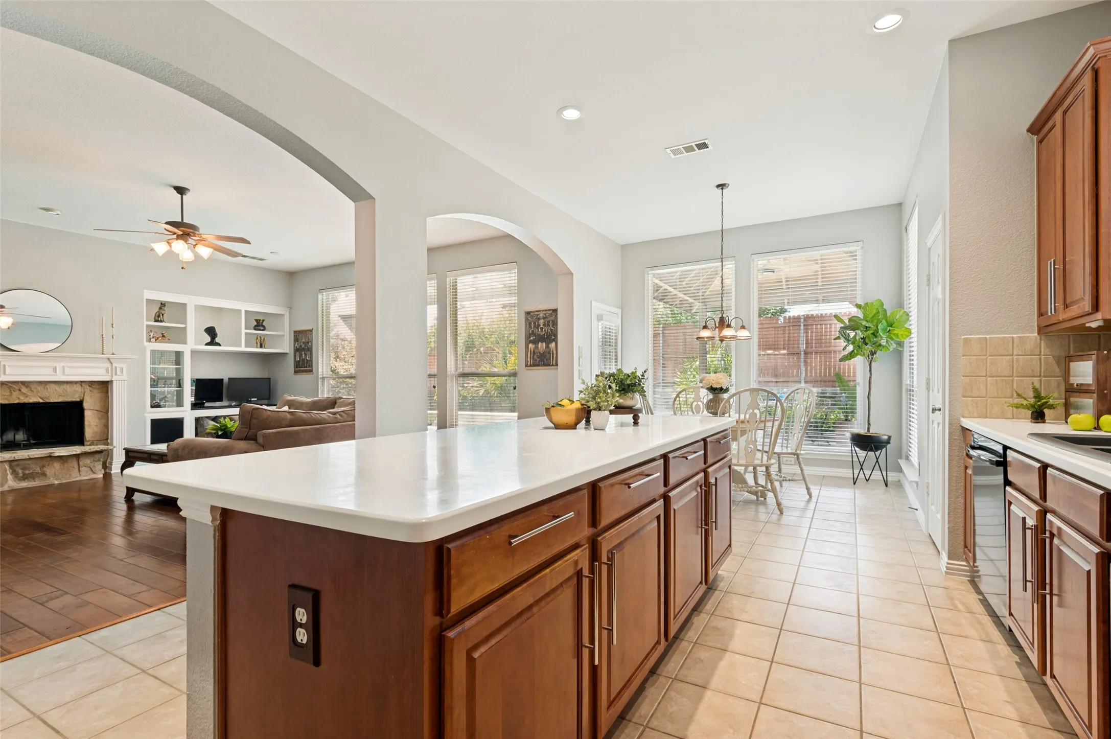 Single Family Residence For Sale in Tarrant County , 1807 Lake Glen Trail, Mansfield, Texas 76063, 4 Bedroom, 4 Bathroom, 3 Garage spaces, 3,074 Sqft, built in 2002, mls#21375613, Real Estate Agent in Mansfield, Homes For Sale in Tarrant county, Homes For Sale in Mansfield, Realtor in Mansfield Texas, Real Estate Brokerage Independent Realty Texas, Luminita Cordes Realtor