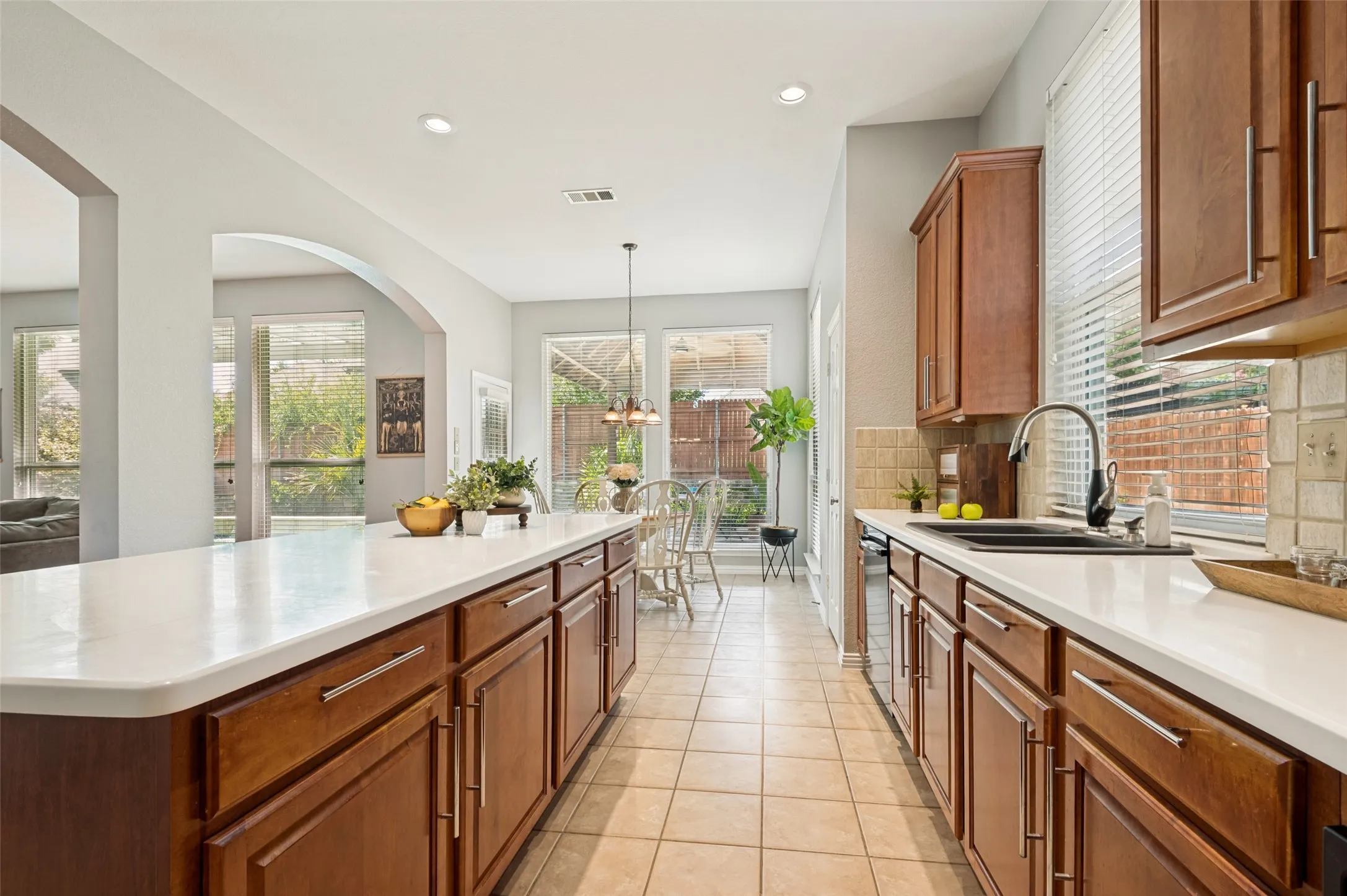 Single Family Residence For Sale in Tarrant County , 1807 Lake Glen Trail, Mansfield, Texas 76063, 4 Bedroom, 4 Bathroom, 3 Garage spaces, 3,074 Sqft, built in 2002, mls#21375613, Real Estate Agent in Mansfield, Homes For Sale in Tarrant county, Homes For Sale in Mansfield, Realtor in Mansfield Texas, Real Estate Brokerage Independent Realty Texas, Luminita Cordes Realtor