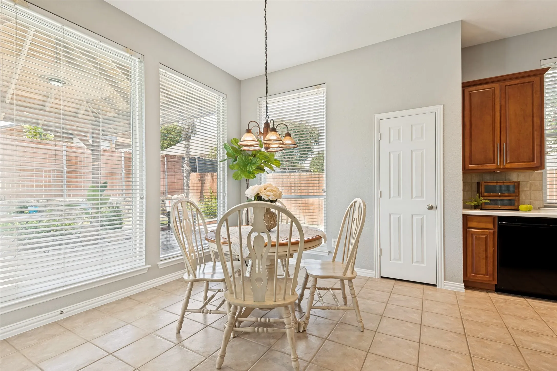 Single Family Residence For Sale in Tarrant County , 1807 Lake Glen Trail, Mansfield, Texas 76063, 4 Bedroom, 4 Bathroom, 3 Garage spaces, 3,074 Sqft, built in 2002, mls#21375613, Real Estate Agent in Mansfield, Homes For Sale in Tarrant county, Homes For Sale in Mansfield, Realtor in Mansfield Texas, Real Estate Brokerage Independent Realty Texas, Luminita Cordes Realtor
