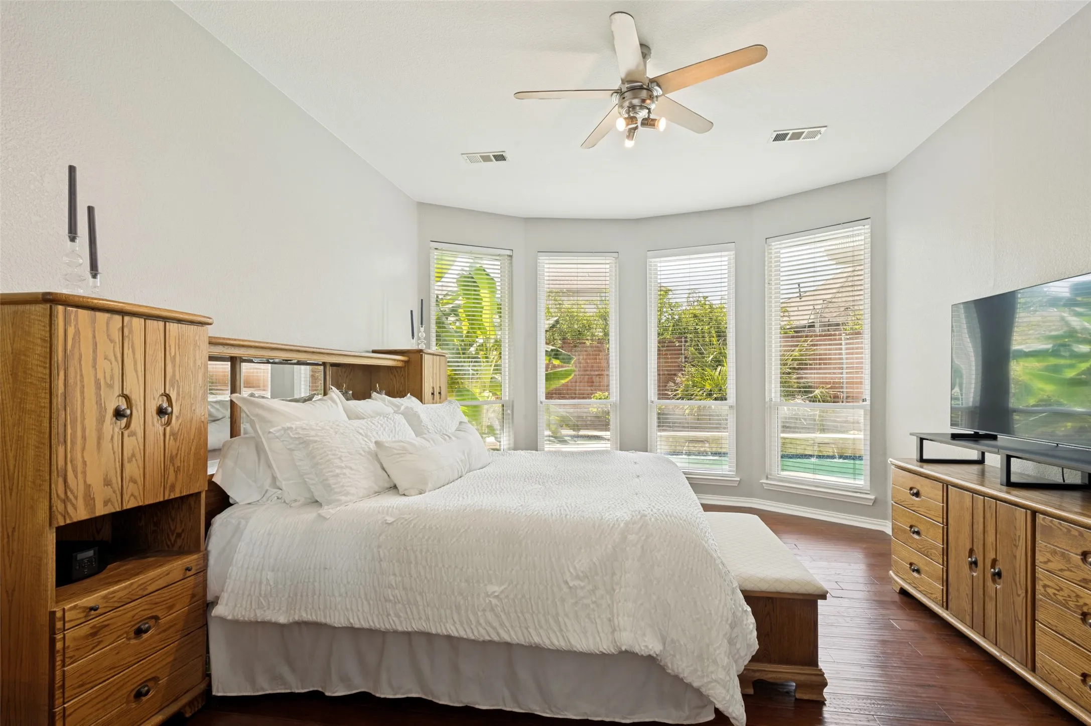Single Family Residence For Sale in Tarrant County , 1807 Lake Glen Trail, Mansfield, Texas 76063, 4 Bedroom, 4 Bathroom, 3 Garage spaces, 3,074 Sqft, built in 2002, mls#21375613, Real Estate Agent in Mansfield, Homes For Sale in Tarrant county, Homes For Sale in Mansfield, Realtor in Mansfield Texas, Real Estate Brokerage Independent Realty Texas, Luminita Cordes Realtor
