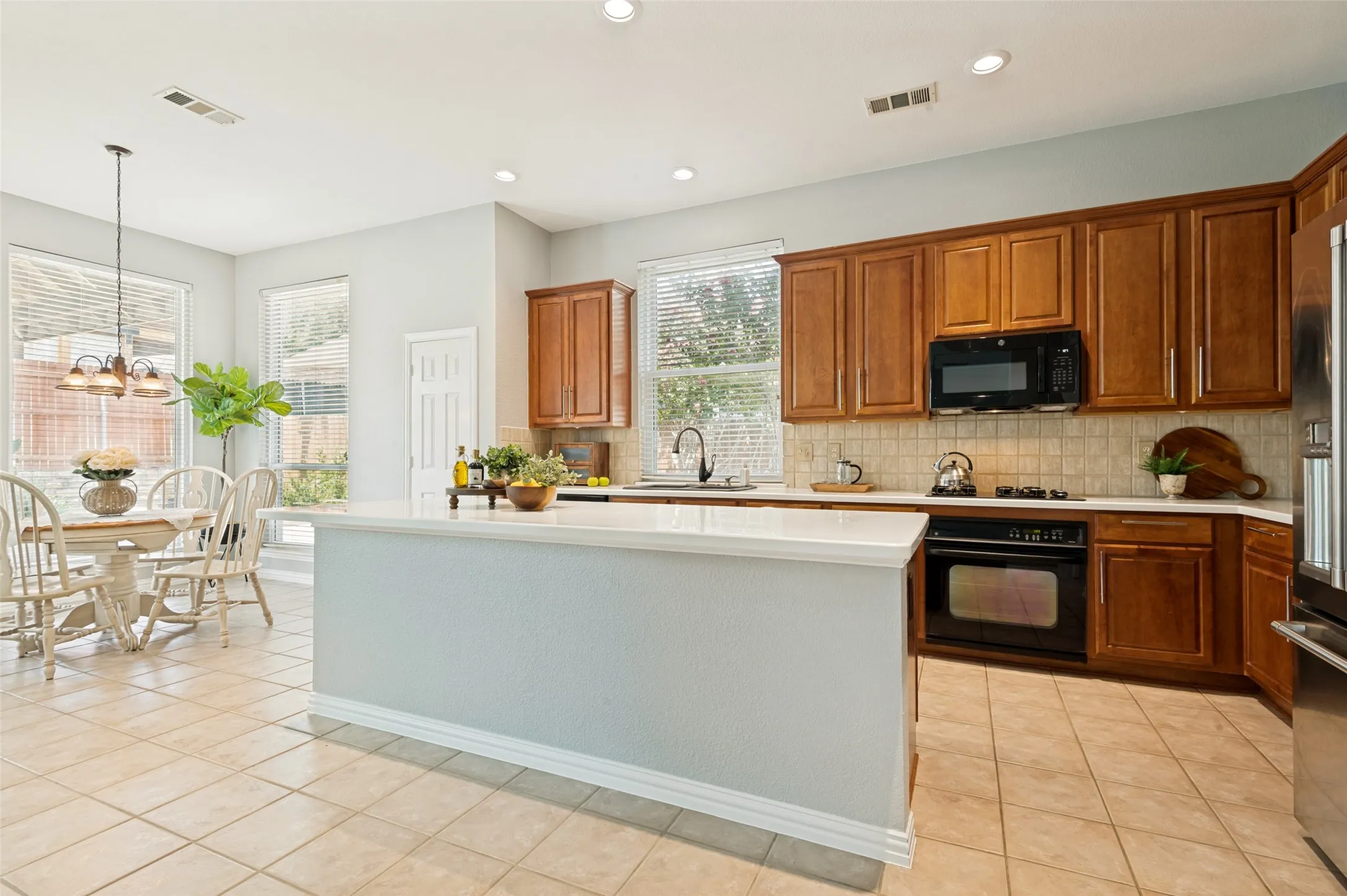 Single Family Residence For Sale in Tarrant County , 1807 Lake Glen Trail, Mansfield, Texas 76063, 4 Bedroom, 4 Bathroom, 3 Garage spaces, 3,074 Sqft, built in 2002, mls#21375613, Real Estate Agent in Mansfield, Homes For Sale in Tarrant county, Homes For Sale in Mansfield, Realtor in Mansfield Texas, Real Estate Brokerage Independent Realty Texas, Luminita Cordes Realtor