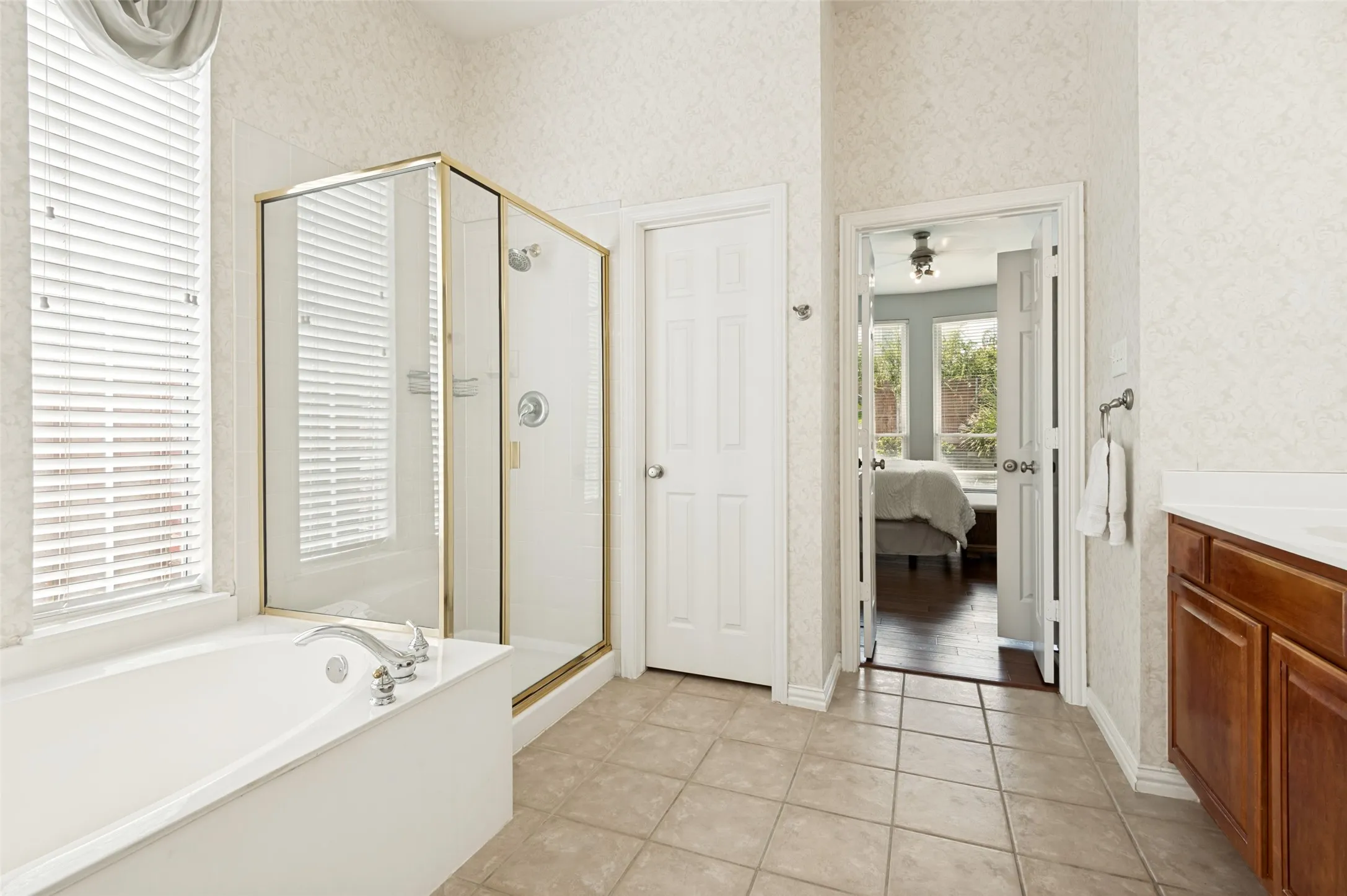 Single Family Residence For Sale in Tarrant County , 1807 Lake Glen Trail, Mansfield, Texas 76063, 4 Bedroom, 4 Bathroom, 3 Garage spaces, 3,074 Sqft, built in 2002, mls#21375613, Real Estate Agent in Mansfield, Homes For Sale in Tarrant county, Homes For Sale in Mansfield, Realtor in Mansfield Texas, Real Estate Brokerage Independent Realty Texas, Luminita Cordes Realtor