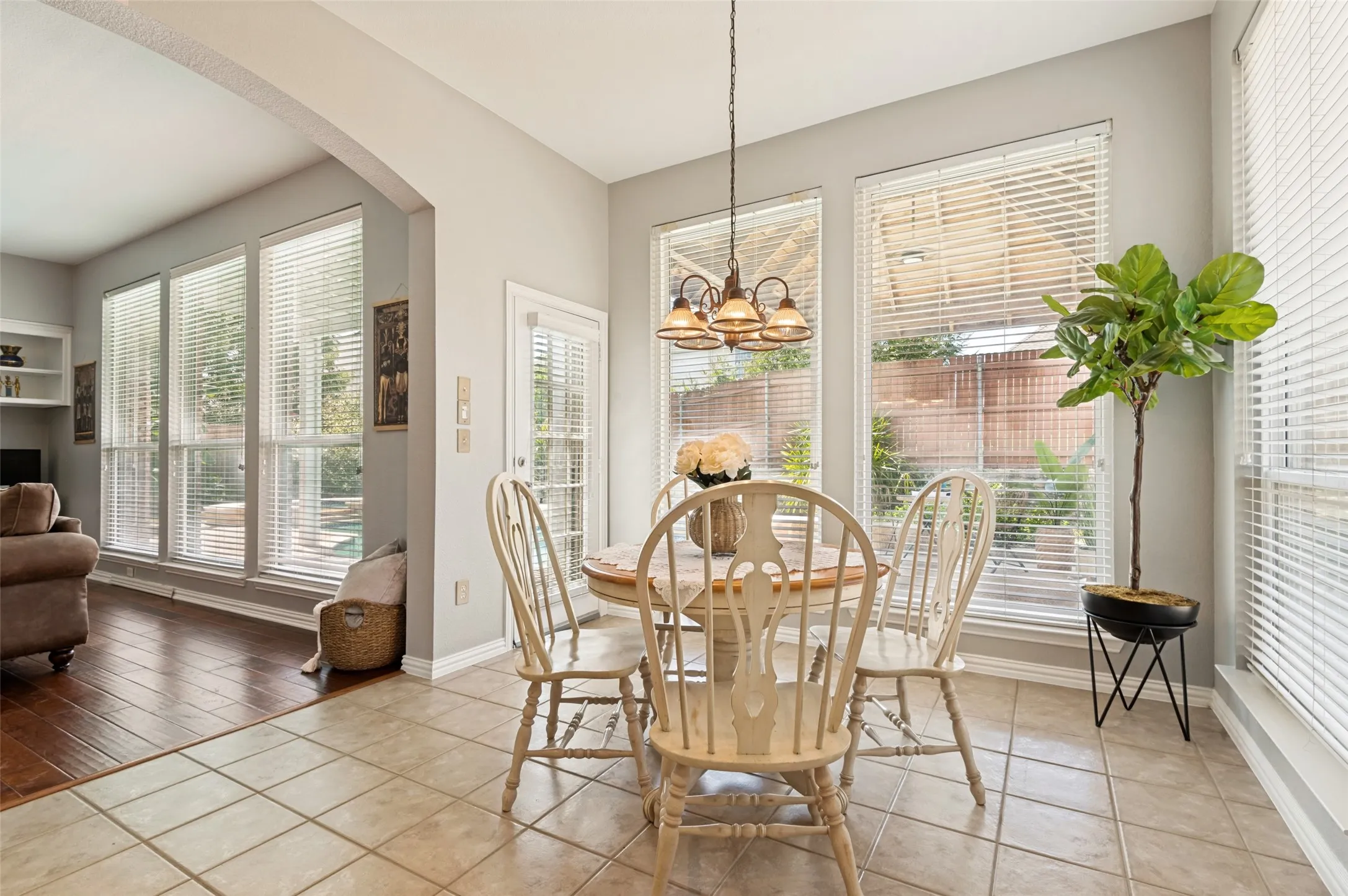 Single Family Residence For Sale in Tarrant County , 1807 Lake Glen Trail, Mansfield, Texas 76063, 4 Bedroom, 4 Bathroom, 3 Garage spaces, 3,074 Sqft, built in 2002, mls#21375613, Real Estate Agent in Mansfield, Homes For Sale in Tarrant county, Homes For Sale in Mansfield, Realtor in Mansfield Texas, Real Estate Brokerage Independent Realty Texas, Luminita Cordes Realtor