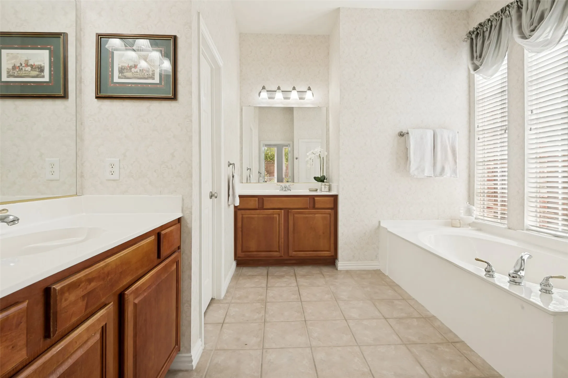 Single Family Residence For Sale in Tarrant County , 1807 Lake Glen Trail, Mansfield, Texas 76063, 4 Bedroom, 4 Bathroom, 3 Garage spaces, 3,074 Sqft, built in 2002, mls#21375613, Real Estate Agent in Mansfield, Homes For Sale in Tarrant county, Homes For Sale in Mansfield, Realtor in Mansfield Texas, Real Estate Brokerage Independent Realty Texas, Luminita Cordes Realtor
