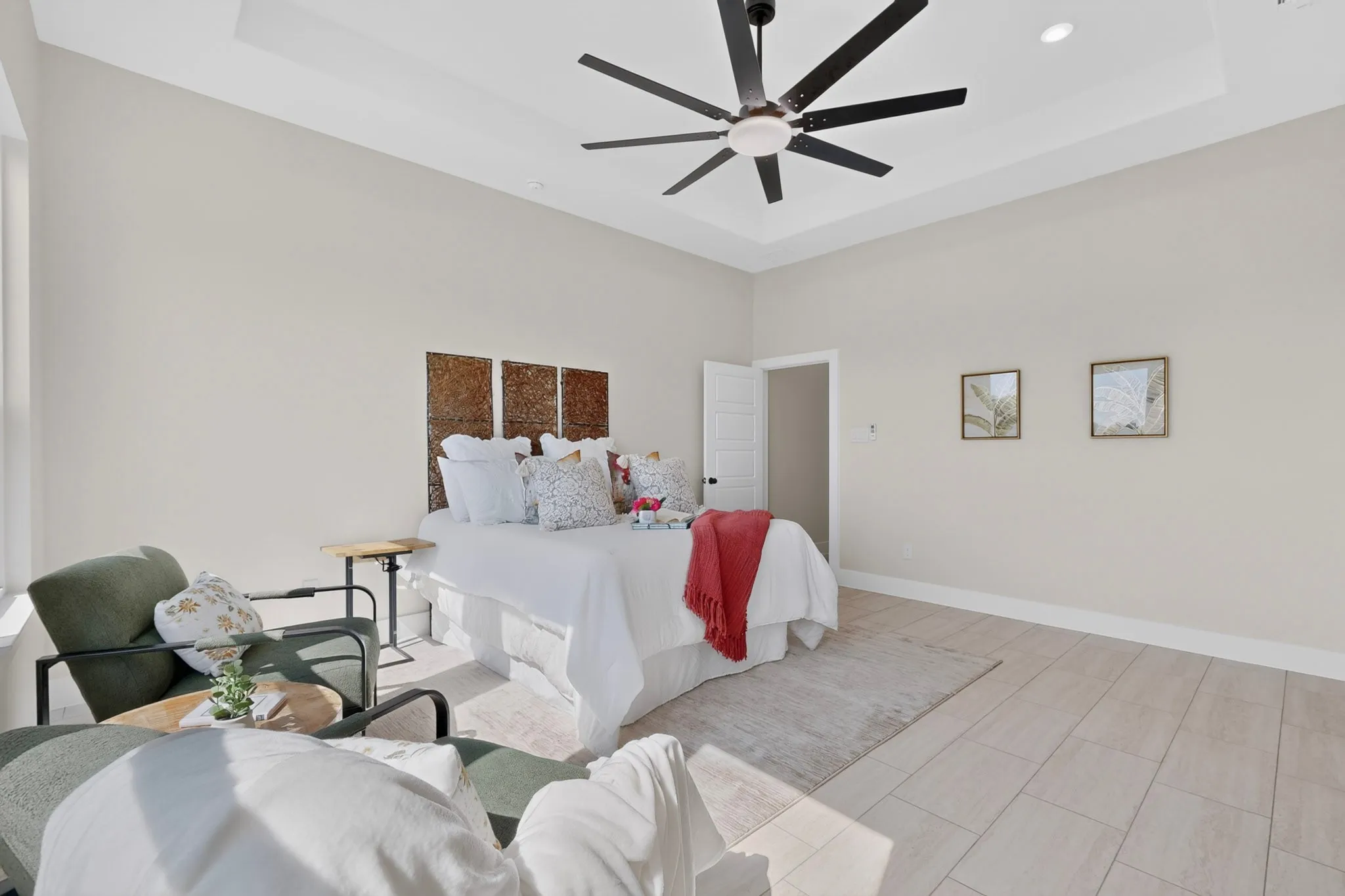 Tray ceiling with recessed lighting