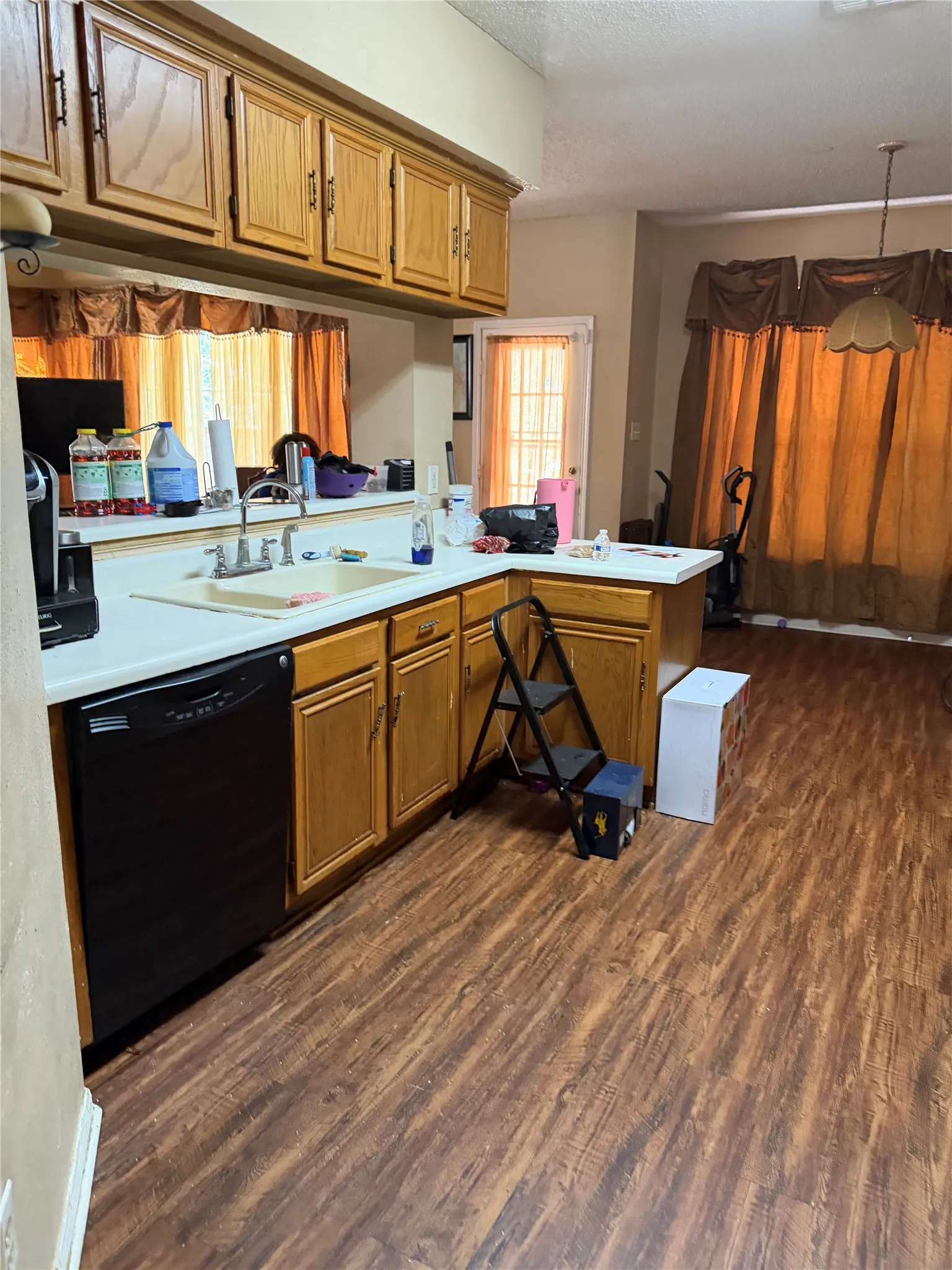 Single Family Residence For Sale in Dallas County , 2005 Spring Mills Road, Mesquite, Texas 75181, 3 Bedroom, 3 Bathroom, 2 Garage spaces, 1,978 Sqft, built in 1989, mls#21378393, Real Estate Agent in Mesquite, Homes For Sale in Dallas county, Homes For Sale in Mesquite, Realtor in Mesquite Texas, Real Estate Brokerage Independent Realty Texas, Luminita Cordes Realtor