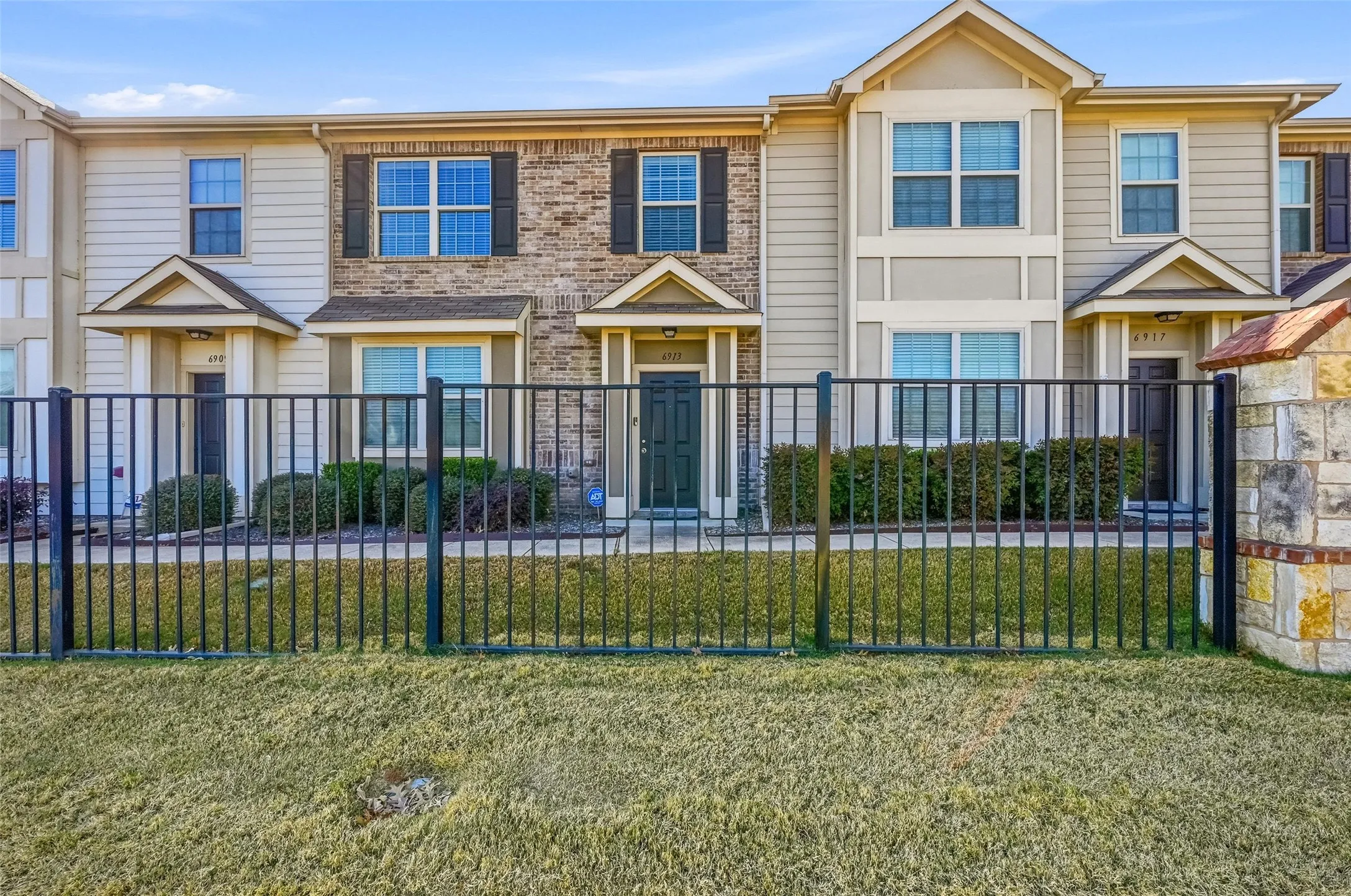 Townhouse For Sale in Tarrant County , 6913 Sandshell Boulevard, Fort Worth, Texas 76137, 2 Bedroom, 3 Bathroom, 2 Garage spaces, 1,432 Sqft, built in 2015, mls#21371423, Real Estate Agent in Fort Worth, Homes For Sale in Tarrant county, Homes For Sale in Fort Worth, Realtor in Fort Worth Texas, Real Estate Brokerage Independent Realty Texas, Luminita Cordes Realtor