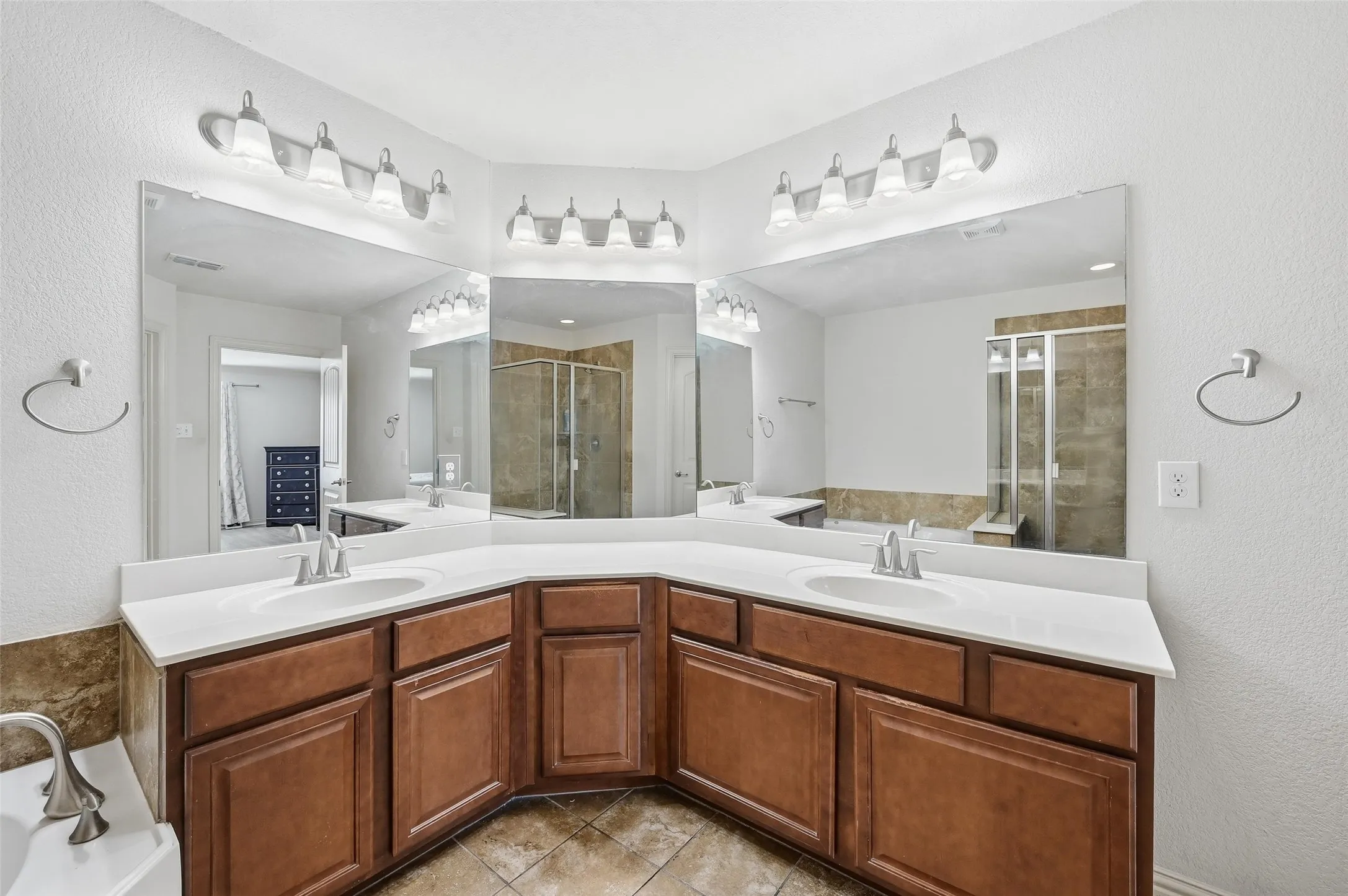 Townhouse For Sale in Tarrant County , 6913 Sandshell Boulevard, Fort Worth, Texas 76137, 2 Bedroom, 3 Bathroom, 2 Garage spaces, 1,432 Sqft, built in 2015, mls#21371423, Real Estate Agent in Fort Worth, Homes For Sale in Tarrant county, Homes For Sale in Fort Worth, Realtor in Fort Worth Texas, Real Estate Brokerage Independent Realty Texas, Luminita Cordes Realtor