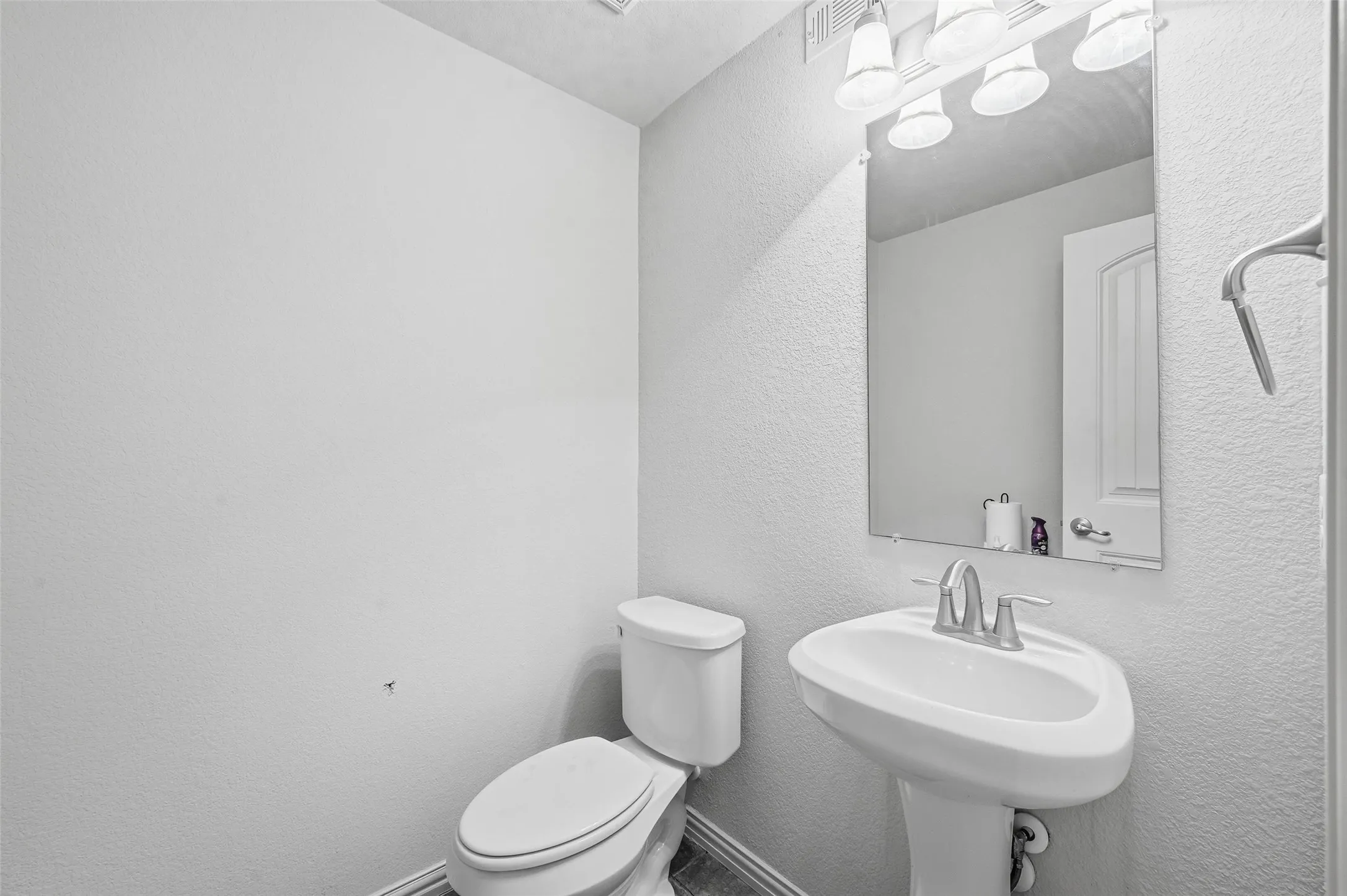 Townhouse For Sale in Tarrant County , 6913 Sandshell Boulevard, Fort Worth, Texas 76137, 2 Bedroom, 3 Bathroom, 2 Garage spaces, 1,432 Sqft, built in 2015, mls#21371423, Real Estate Agent in Fort Worth, Homes For Sale in Tarrant county, Homes For Sale in Fort Worth, Realtor in Fort Worth Texas, Real Estate Brokerage Independent Realty Texas, Luminita Cordes Realtor