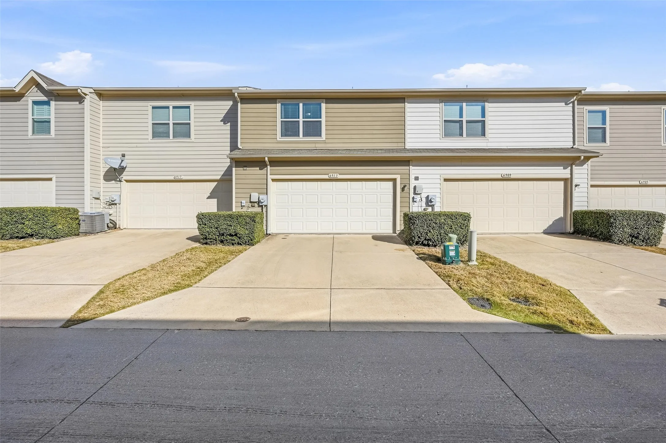 Townhouse For Sale in Tarrant County , 6913 Sandshell Boulevard, Fort Worth, Texas 76137, 2 Bedroom, 3 Bathroom, 2 Garage spaces, 1,432 Sqft, built in 2015, mls#21371423, Real Estate Agent in Fort Worth, Homes For Sale in Tarrant county, Homes For Sale in Fort Worth, Realtor in Fort Worth Texas, Real Estate Brokerage Independent Realty Texas, Luminita Cordes Realtor