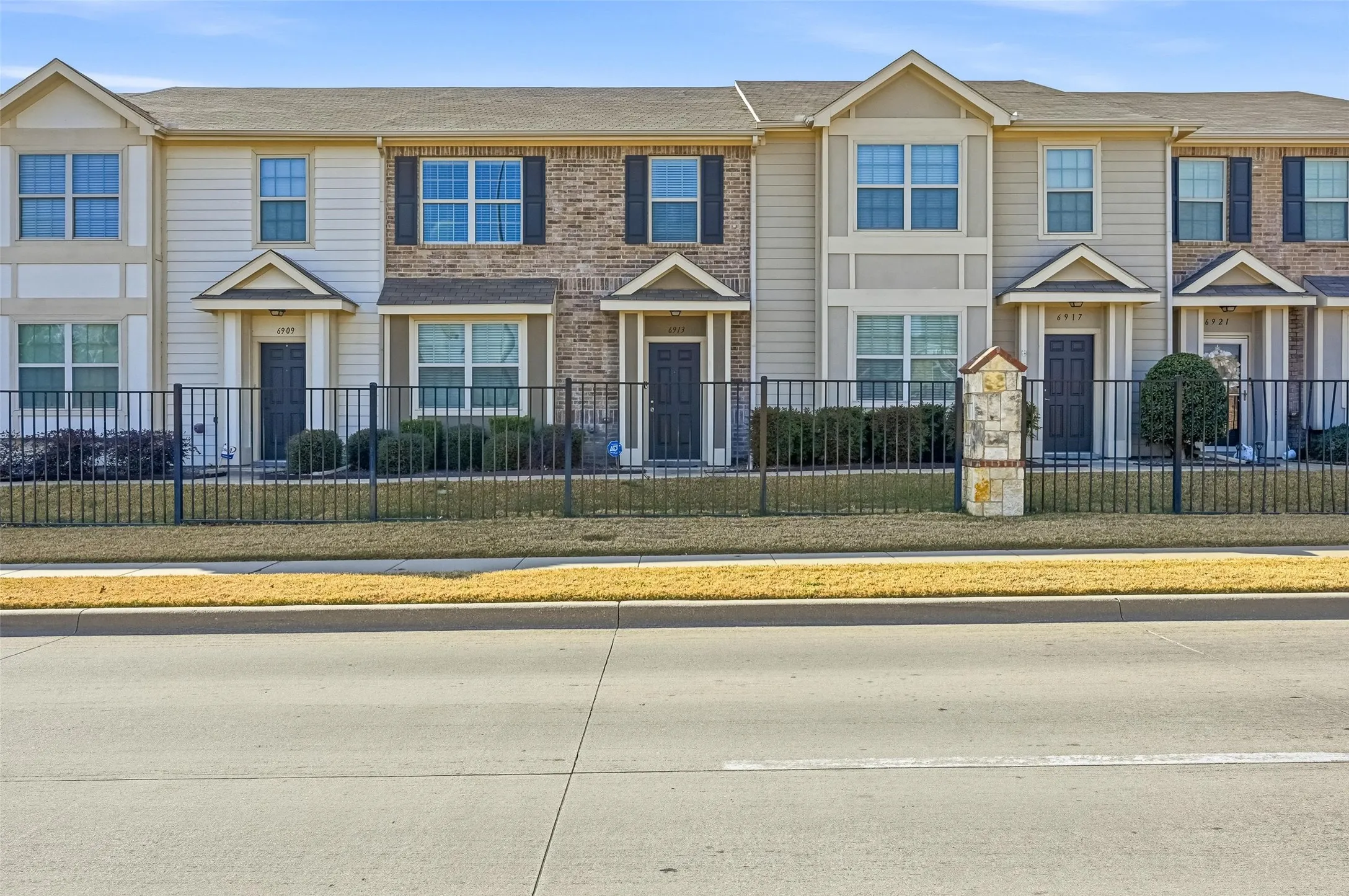 Townhouse For Sale in Tarrant County , 6913 Sandshell Boulevard, Fort Worth, Texas 76137, 2 Bedroom, 3 Bathroom, 2 Garage spaces, 1,432 Sqft, built in 2015, mls#21371423, Real Estate Agent in Fort Worth, Homes For Sale in Tarrant county, Homes For Sale in Fort Worth, Realtor in Fort Worth Texas, Real Estate Brokerage Independent Realty Texas, Luminita Cordes Realtor