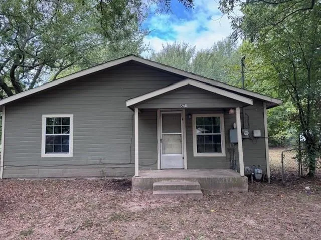 Single Family Residence For Rent in Lamar County , 675 23rd Street NW, Paris, Texas 75460, 3 Bedroom, 1 Bathroom, Garage spaces, 840 Sqft, built in 1998, mls#21374300, Real Estate Agent in Paris, Homes For Rent in Lamar county, Homes For Rent in Paris, Realtor in Paris Texas, Real Estate Brokerage Independent Realty Texas, Luminita Cordes Realtor