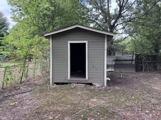Single Family Residence For Rent in Lamar County , 675 23rd Street NW, Paris, Texas 75460, 3 Bedroom, 1 Bathroom, Garage spaces, 840 Sqft, built in 1998, mls#21374300, Real Estate Agent in Paris, Homes For Rent in Lamar county, Homes For Rent in Paris, Realtor in Paris Texas, Real Estate Brokerage Independent Realty Texas, Luminita Cordes Realtor