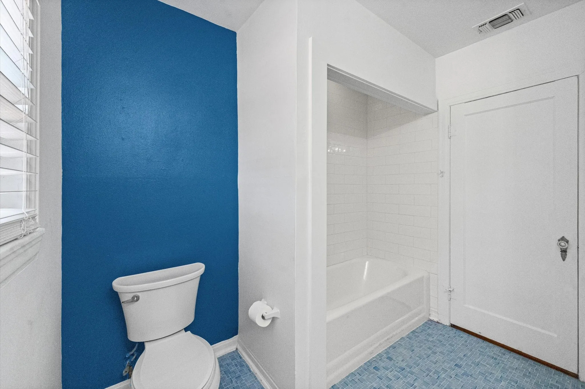 Single Family Residence For Sale in Dallas County , 6050 Penrose Avenue, Dallas, Texas 75206, 2 Bedroom, 1 Bathroom, 1 Garage spaces, 1,230 Sqft, built in 1938, mls#21378328, Real Estate Agent in Dallas, Homes For Sale in Dallas county, Homes For Sale in Dallas, Realtor in Dallas Texas, Real Estate Brokerage Independent Realty Texas, Luminita Cordes Realtor