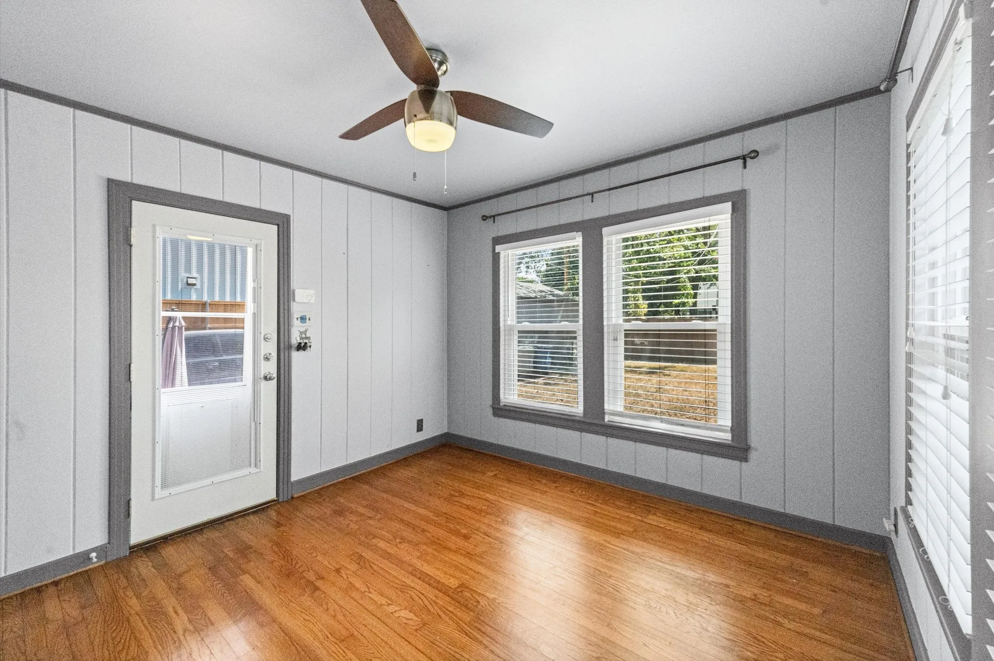 Single Family Residence For Sale in Dallas County , 6050 Penrose Avenue, Dallas, Texas 75206, 2 Bedroom, 1 Bathroom, 1 Garage spaces, 1,230 Sqft, built in 1938, mls#21378328, Real Estate Agent in Dallas, Homes For Sale in Dallas county, Homes For Sale in Dallas, Realtor in Dallas Texas, Real Estate Brokerage Independent Realty Texas, Luminita Cordes Realtor