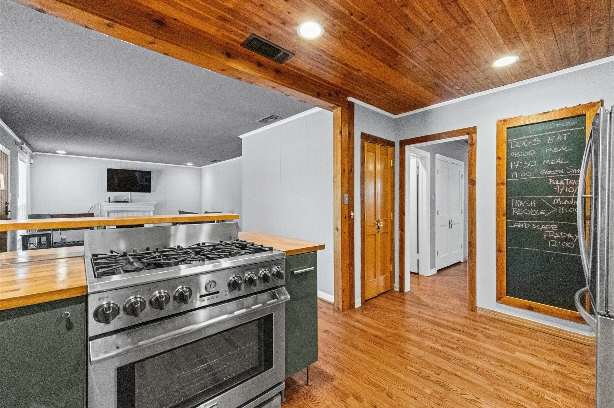 Single Family Residence For Sale in Dallas County , 6050 Penrose Avenue, Dallas, Texas 75206, 2 Bedroom, 1 Bathroom, 1 Garage spaces, 1,230 Sqft, built in 1938, mls#21378328, Real Estate Agent in Dallas, Homes For Sale in Dallas county, Homes For Sale in Dallas, Realtor in Dallas Texas, Real Estate Brokerage Independent Realty Texas, Luminita Cordes Realtor