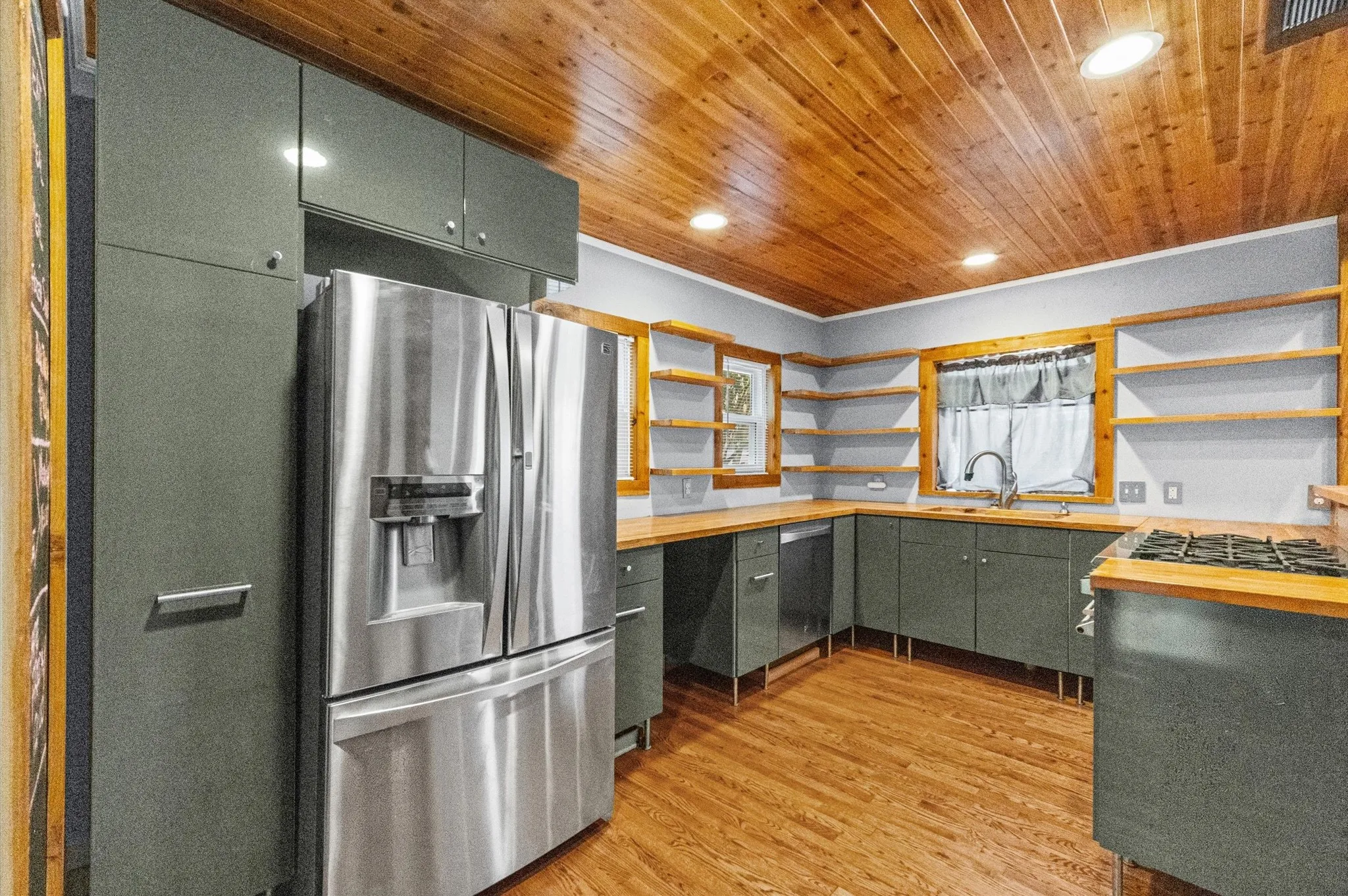 Single Family Residence For Sale in Dallas County , 6050 Penrose Avenue, Dallas, Texas 75206, 2 Bedroom, 1 Bathroom, 1 Garage spaces, 1,230 Sqft, built in 1938, mls#21378328, Real Estate Agent in Dallas, Homes For Sale in Dallas county, Homes For Sale in Dallas, Realtor in Dallas Texas, Real Estate Brokerage Independent Realty Texas, Luminita Cordes Realtor