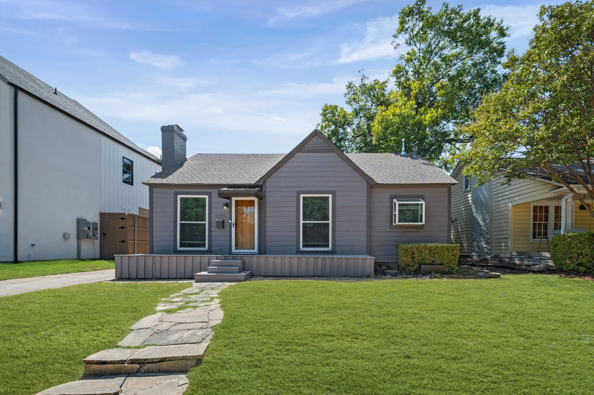Single Family Residence For Sale in Dallas County , 6050 Penrose Avenue, Dallas, Texas 75206, 2 Bedroom, 1 Bathroom, 1 Garage spaces, 1,230 Sqft, built in 1938, mls#21378328, Real Estate Agent in Dallas, Homes For Sale in Dallas county, Homes For Sale in Dallas, Realtor in Dallas Texas, Real Estate Brokerage Independent Realty Texas, Luminita Cordes Realtor