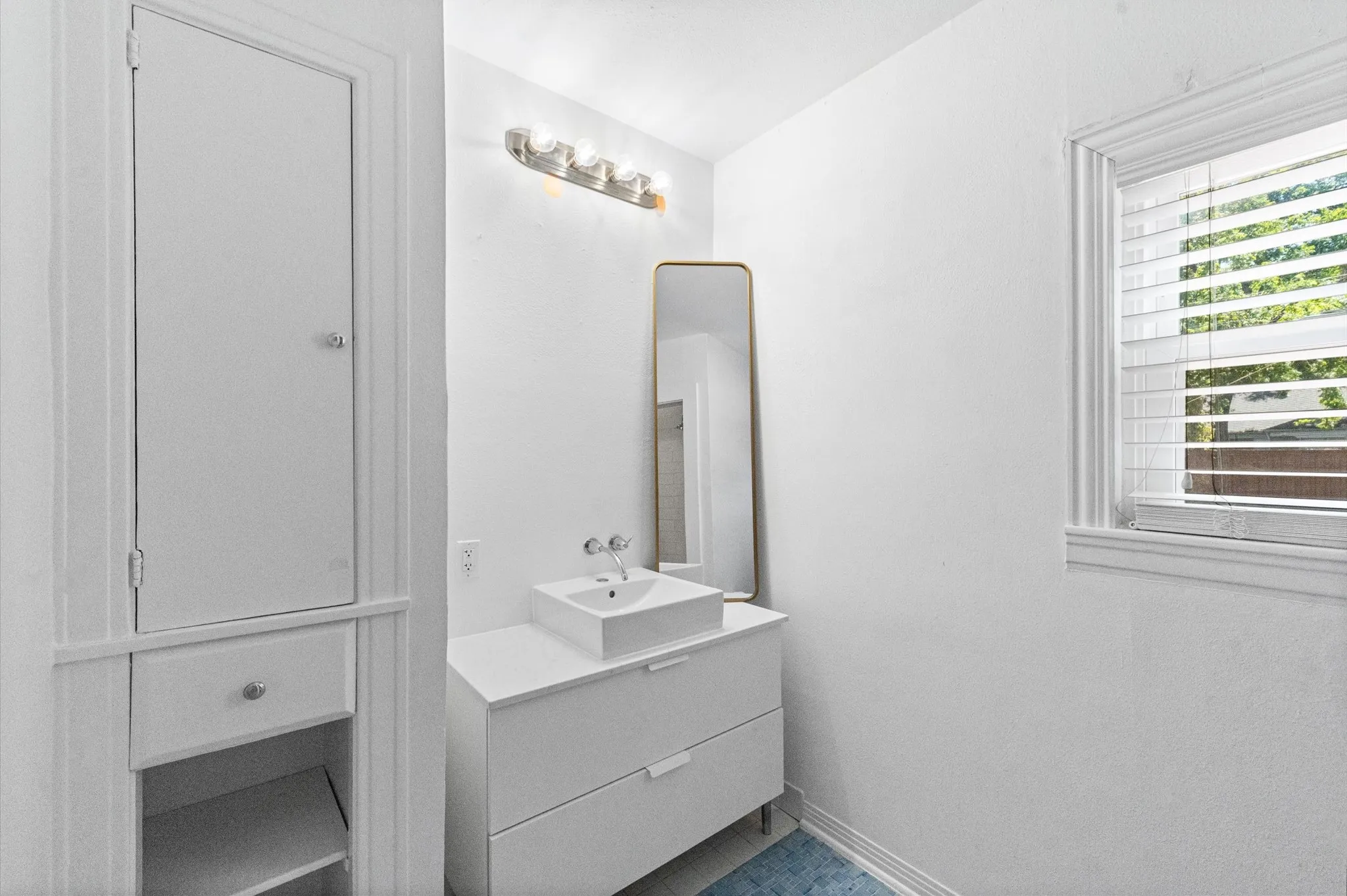Single Family Residence For Sale in Dallas County , 6050 Penrose Avenue, Dallas, Texas 75206, 2 Bedroom, 1 Bathroom, 1 Garage spaces, 1,230 Sqft, built in 1938, mls#21378328, Real Estate Agent in Dallas, Homes For Sale in Dallas county, Homes For Sale in Dallas, Realtor in Dallas Texas, Real Estate Brokerage Independent Realty Texas, Luminita Cordes Realtor