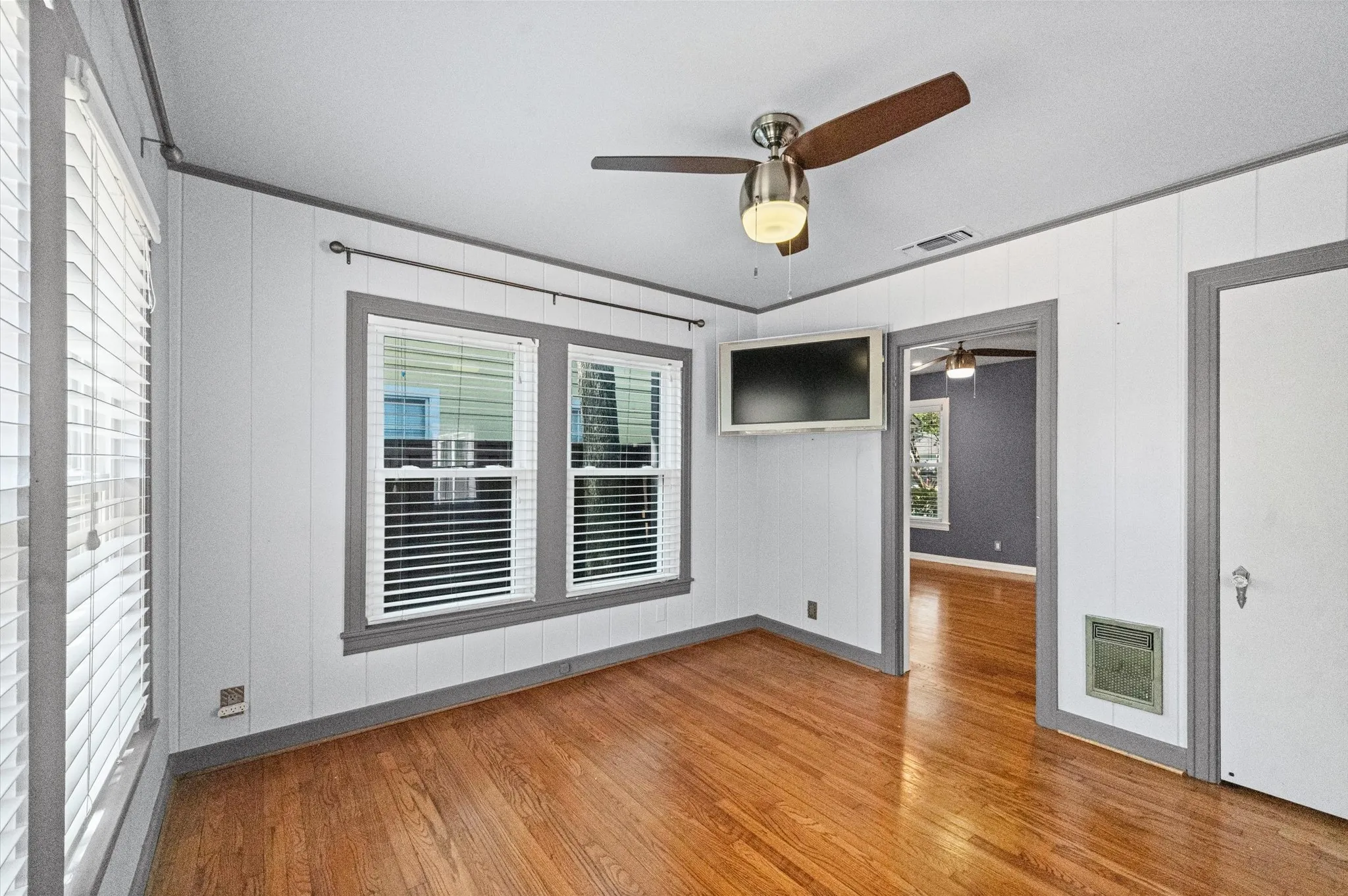 Single Family Residence For Sale in Dallas County , 6050 Penrose Avenue, Dallas, Texas 75206, 2 Bedroom, 1 Bathroom, 1 Garage spaces, 1,230 Sqft, built in 1938, mls#21378328, Real Estate Agent in Dallas, Homes For Sale in Dallas county, Homes For Sale in Dallas, Realtor in Dallas Texas, Real Estate Brokerage Independent Realty Texas, Luminita Cordes Realtor
