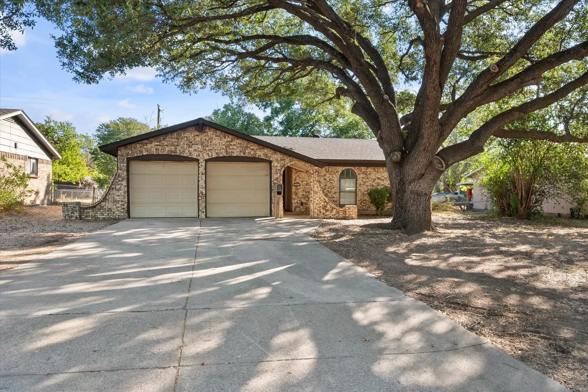 Single Family Residence For Sale in Johnson County , 316 NW Summercrest Boulevard, Burleson, Texas 76028, 3 Bedroom, 2 Bathroom, 2 Garage spaces, 1,185 Sqft, built in 1968, mls#21375917, Real Estate Agent in Burleson, Homes For Sale in Johnson county, Homes For Sale in Burleson, Realtor in Burleson Texas, Real Estate Brokerage Independent Realty Texas, Luminita Cordes Realtor