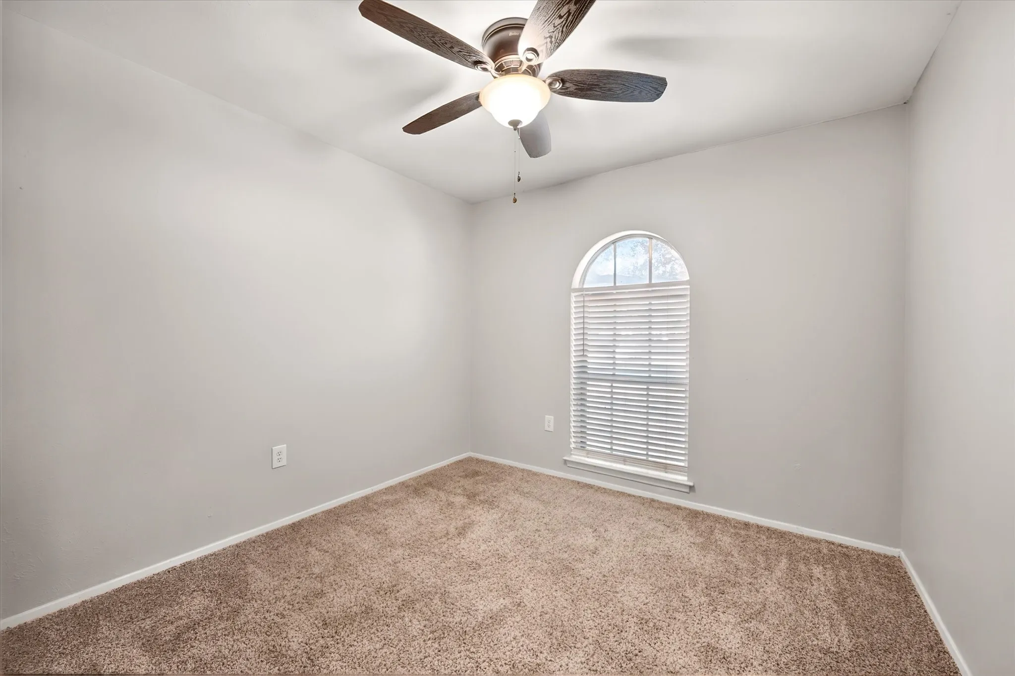 Single Family Residence For Sale in Johnson County , 316 NW Summercrest Boulevard, Burleson, Texas 76028, 3 Bedroom, 2 Bathroom, 2 Garage spaces, 1,185 Sqft, built in 1968, mls#21375917, Real Estate Agent in Burleson, Homes For Sale in Johnson county, Homes For Sale in Burleson, Realtor in Burleson Texas, Real Estate Brokerage Independent Realty Texas, Luminita Cordes Realtor