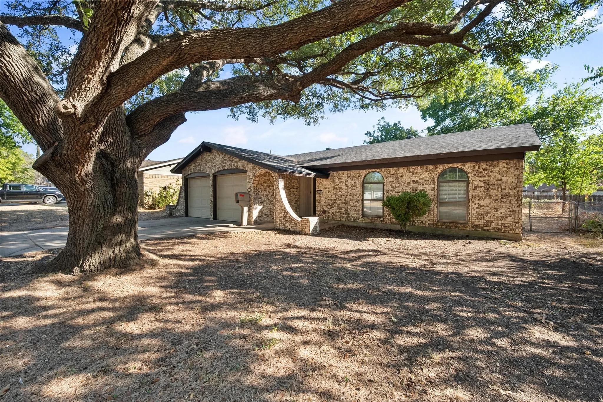 Single Family Residence For Sale in Johnson County , 316 NW Summercrest Boulevard, Burleson, Texas 76028, 3 Bedroom, 2 Bathroom, 2 Garage spaces, 1,185 Sqft, built in 1968, mls#21375917, Real Estate Agent in Burleson, Homes For Sale in Johnson county, Homes For Sale in Burleson, Realtor in Burleson Texas, Real Estate Brokerage Independent Realty Texas, Luminita Cordes Realtor