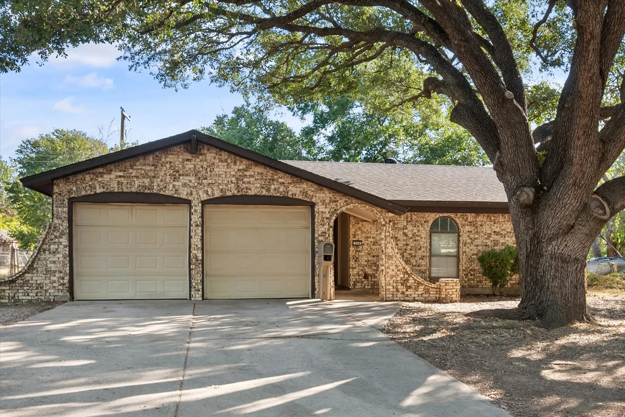 Single Family Residence For Sale in Johnson County , 316 NW Summercrest Boulevard, Burleson, Texas 76028, 3 Bedroom, 2 Bathroom, 2 Garage spaces, 1,185 Sqft, built in 1968, mls#21375917, Real Estate Agent in Burleson, Homes For Sale in Johnson county, Homes For Sale in Burleson, Realtor in Burleson Texas, Real Estate Brokerage Independent Realty Texas, Luminita Cordes Realtor