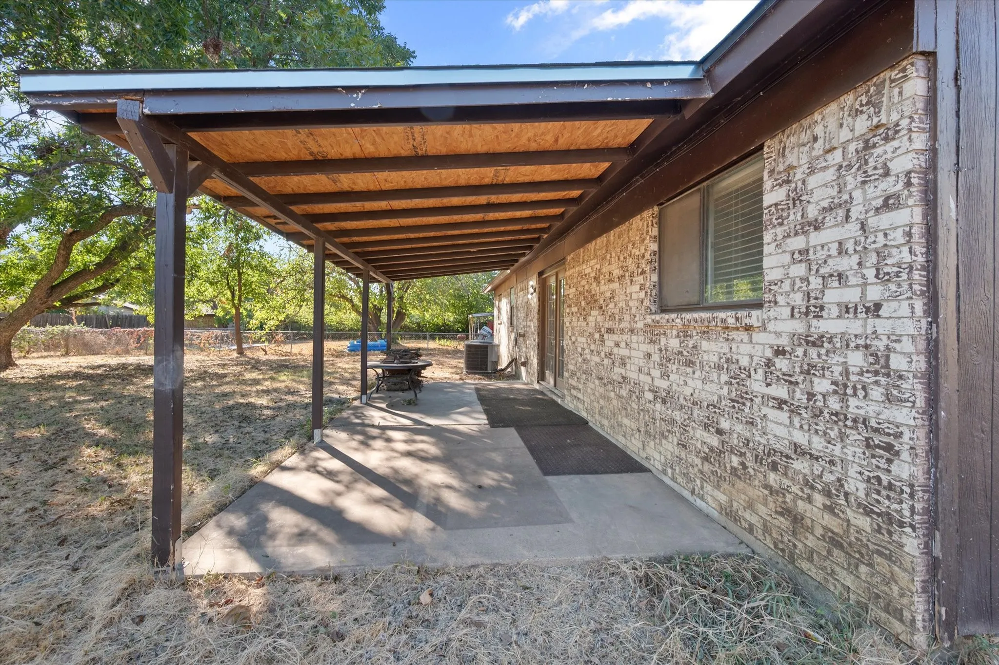 Single Family Residence For Sale in Johnson County , 316 NW Summercrest Boulevard, Burleson, Texas 76028, 3 Bedroom, 2 Bathroom, 2 Garage spaces, 1,185 Sqft, built in 1968, mls#21375917, Real Estate Agent in Burleson, Homes For Sale in Johnson county, Homes For Sale in Burleson, Realtor in Burleson Texas, Real Estate Brokerage Independent Realty Texas, Luminita Cordes Realtor