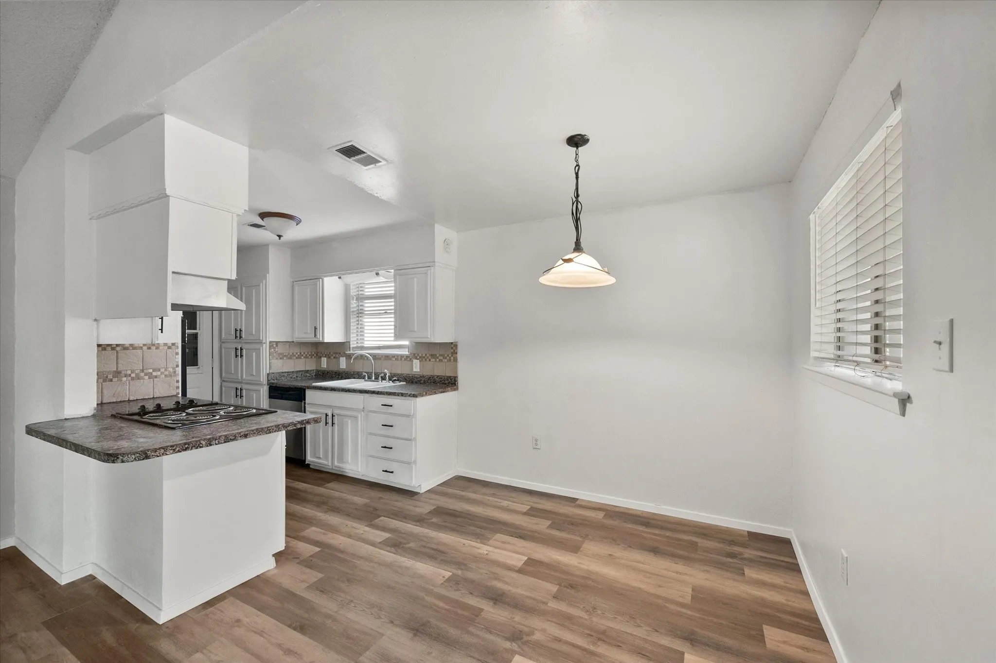 Single Family Residence For Sale in Johnson County , 316 NW Summercrest Boulevard, Burleson, Texas 76028, 3 Bedroom, 2 Bathroom, 2 Garage spaces, 1,185 Sqft, built in 1968, mls#21375917, Real Estate Agent in Burleson, Homes For Sale in Johnson county, Homes For Sale in Burleson, Realtor in Burleson Texas, Real Estate Brokerage Independent Realty Texas, Luminita Cordes Realtor