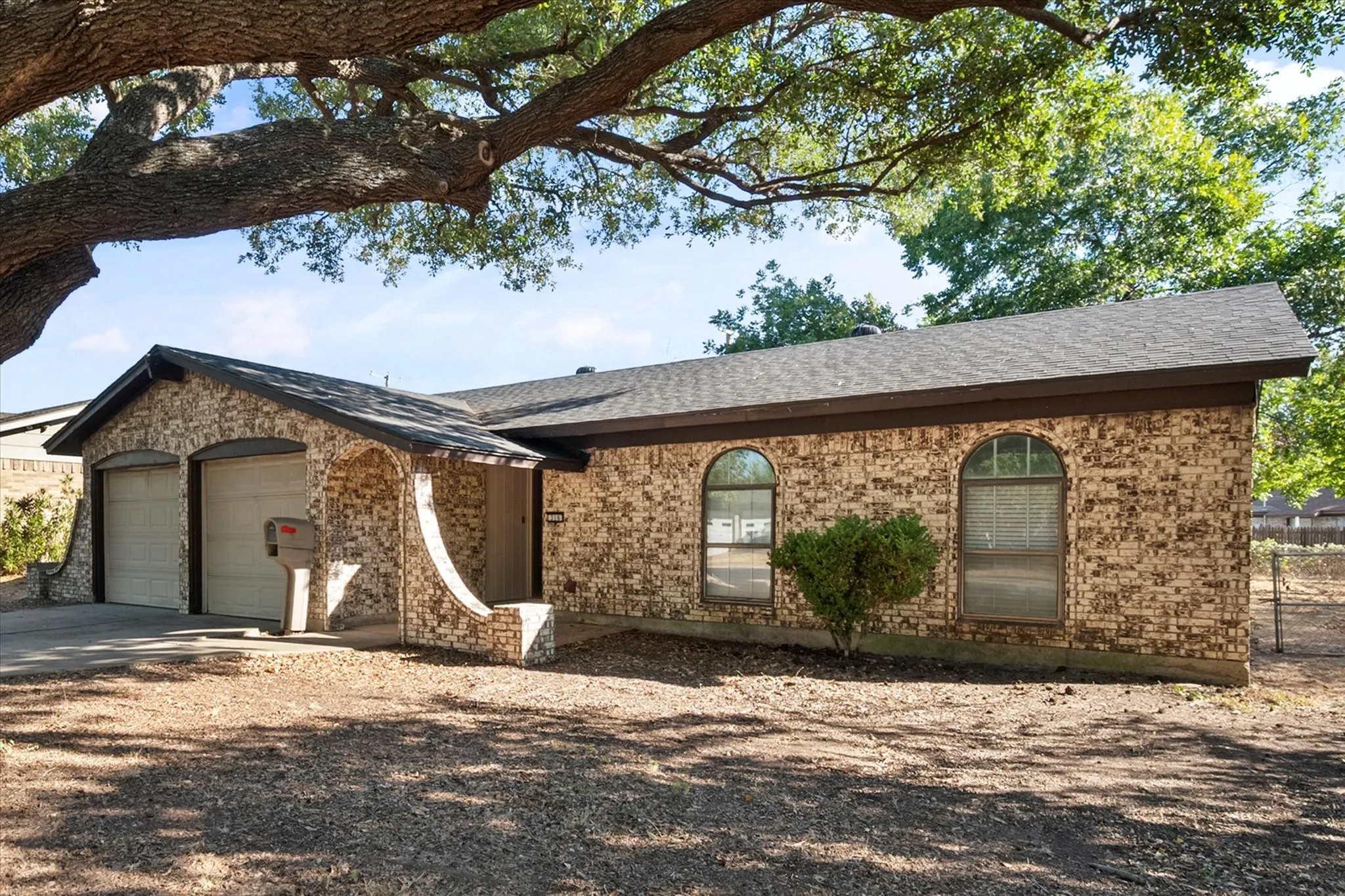 Single Family Residence For Sale in Johnson County , 316 NW Summercrest Boulevard, Burleson, Texas 76028, 3 Bedroom, 2 Bathroom, 2 Garage spaces, 1,185 Sqft, built in 1968, mls#21375917, Real Estate Agent in Burleson, Homes For Sale in Johnson county, Homes For Sale in Burleson, Realtor in Burleson Texas, Real Estate Brokerage Independent Realty Texas, Luminita Cordes Realtor