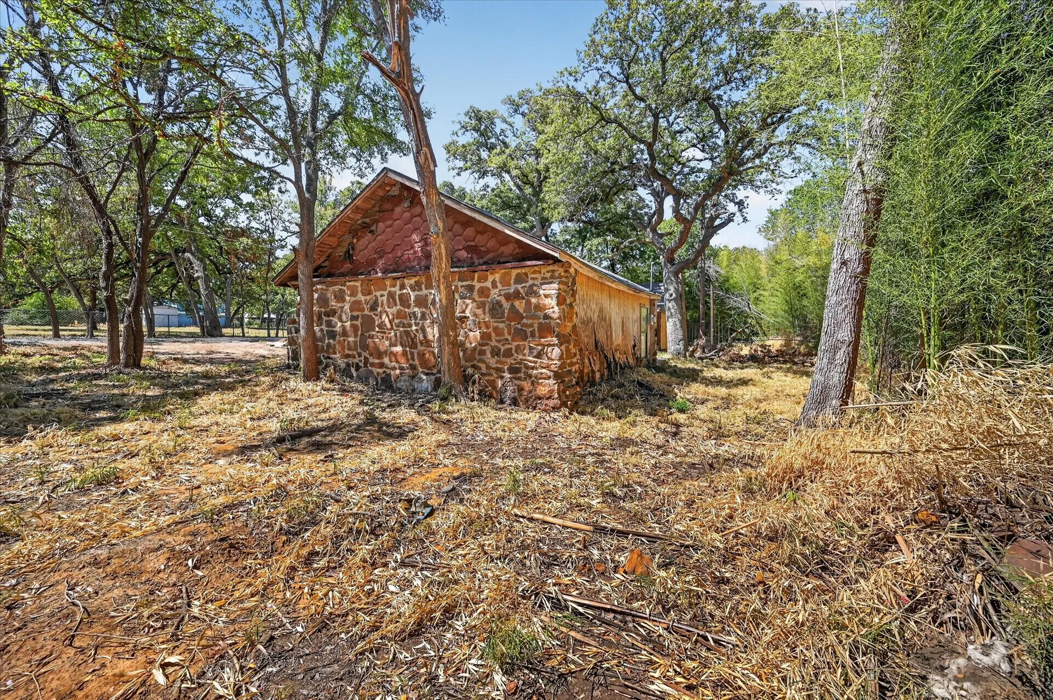 Single Family Residence For Sale in Denton County , 203 E 9th Street, Shady Shores, Texas 76208, 2 Bedroom, 2 Bathroom, 2 Garage spaces, 812 Sqft, built in 1947, mls#21377628, Real Estate Agent in Shady Shores, Homes For Sale in Denton county, Homes For Sale in Shady Shores, Realtor in Shady Shores Texas, Real Estate Brokerage Independent Realty Texas, Luminita Cordes Realtor