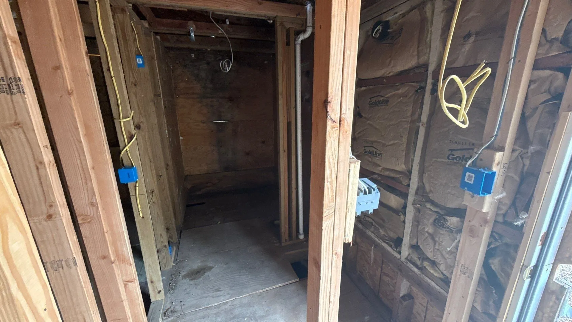 Single Family Residence For Sale in Denton County , 203 E 9th Street, Shady Shores, Texas 76208, 2 Bedroom, 2 Bathroom, 2 Garage spaces, 812 Sqft, built in 1947, mls#21377628, Real Estate Agent in Shady Shores, Homes For Sale in Denton county, Homes For Sale in Shady Shores, Realtor in Shady Shores Texas, Real Estate Brokerage Independent Realty Texas, Luminita Cordes Realtor