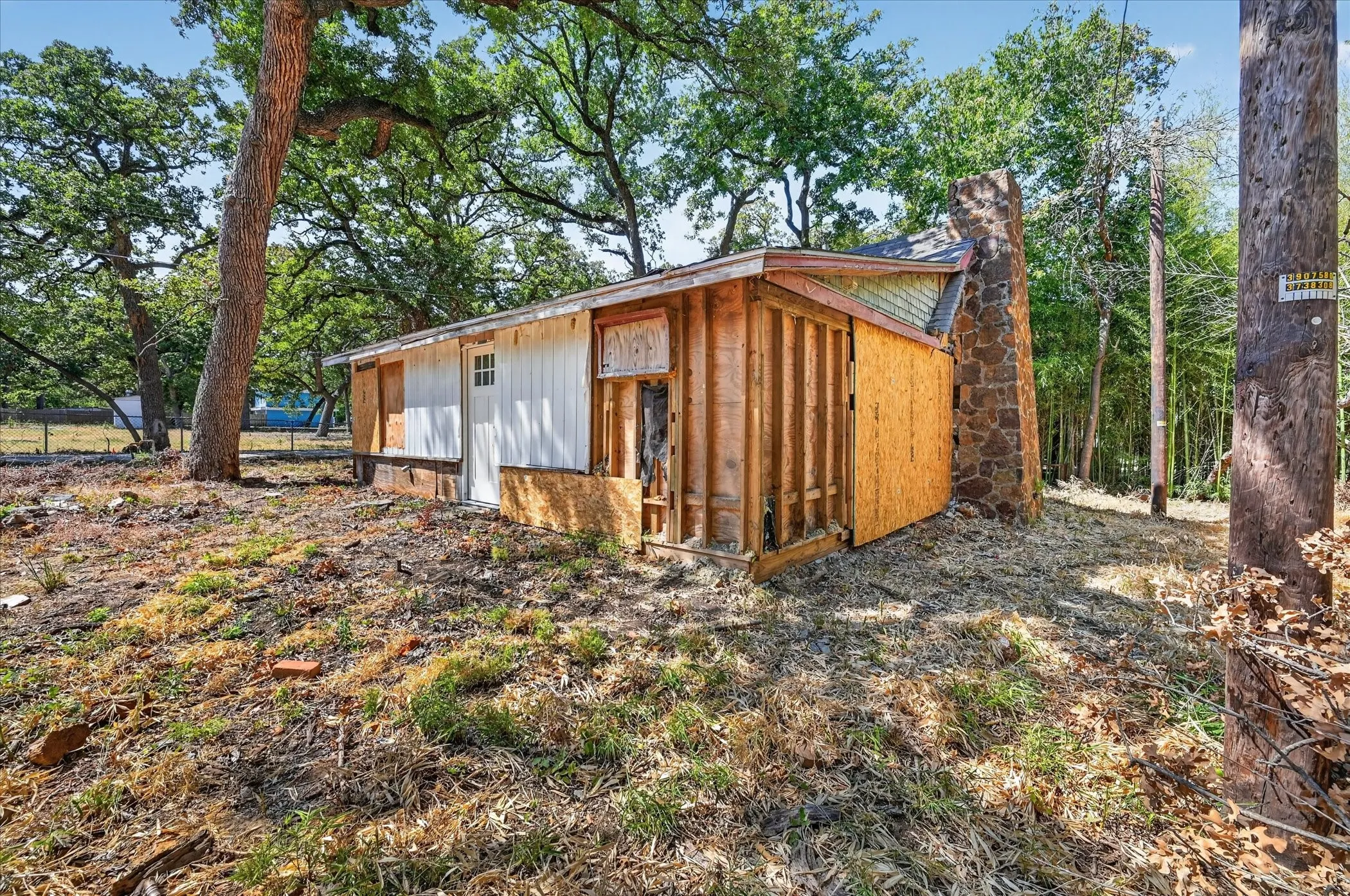 Single Family Residence For Sale in Denton County , 203 E 9th Street, Shady Shores, Texas 76208, 2 Bedroom, 2 Bathroom, 2 Garage spaces, 812 Sqft, built in 1947, mls#21377628, Real Estate Agent in Shady Shores, Homes For Sale in Denton county, Homes For Sale in Shady Shores, Realtor in Shady Shores Texas, Real Estate Brokerage Independent Realty Texas, Luminita Cordes Realtor