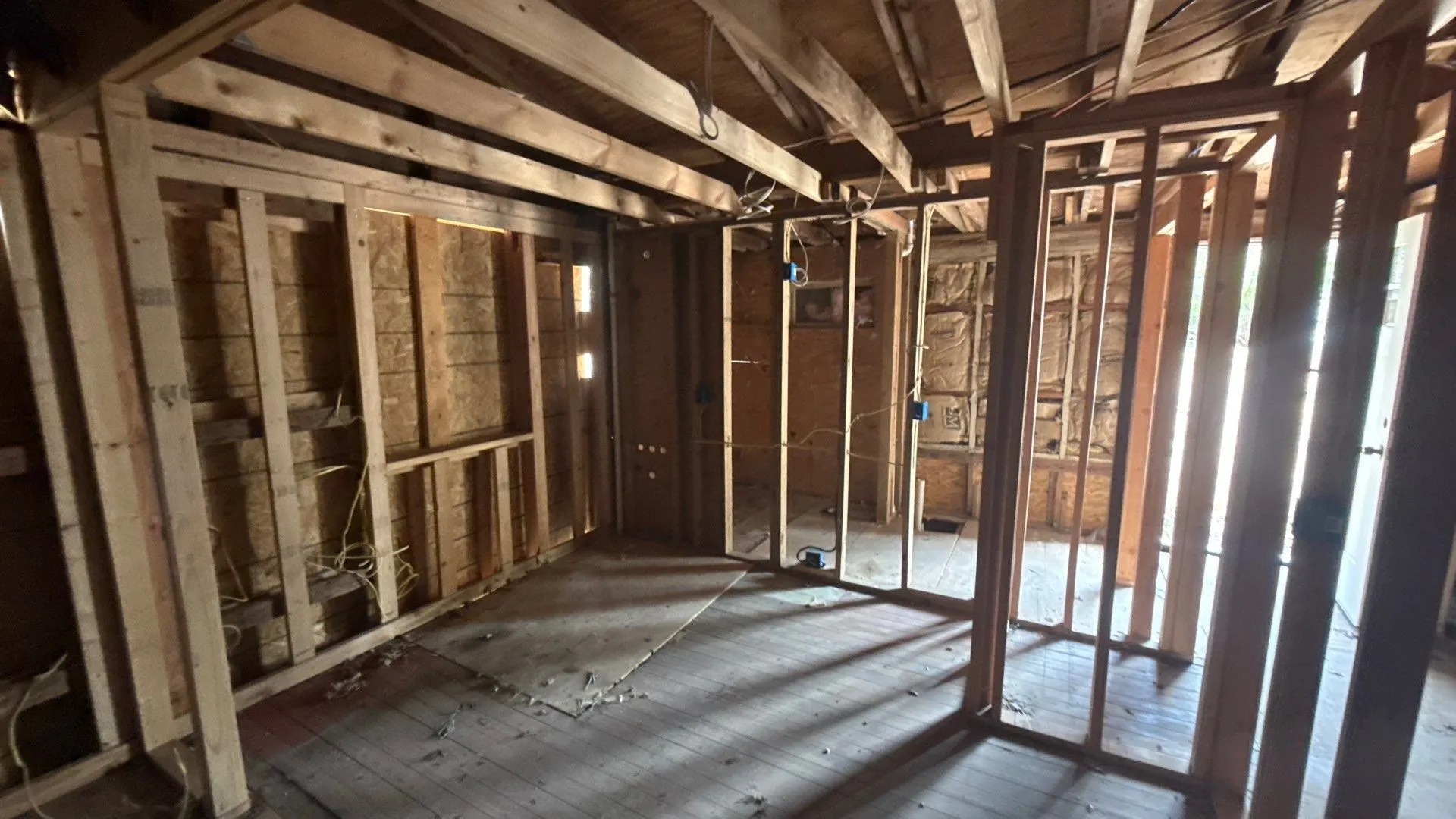 Single Family Residence For Sale in Denton County , 203 E 9th Street, Shady Shores, Texas 76208, 2 Bedroom, 2 Bathroom, 2 Garage spaces, 812 Sqft, built in 1947, mls#21377628, Real Estate Agent in Shady Shores, Homes For Sale in Denton county, Homes For Sale in Shady Shores, Realtor in Shady Shores Texas, Real Estate Brokerage Independent Realty Texas, Luminita Cordes Realtor
