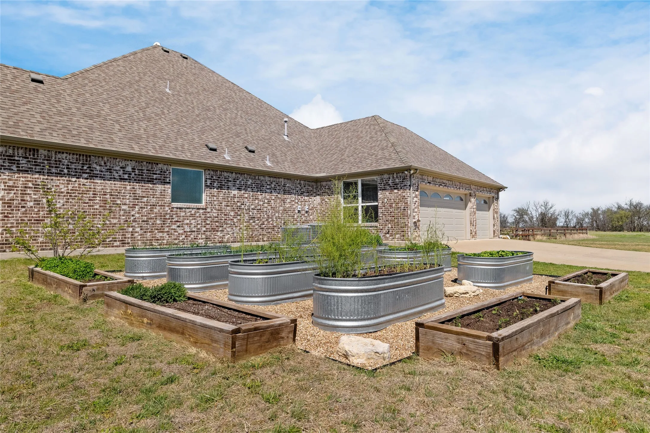 Single Family Residence For Sale in Denton County , 5750 High Mesa Drive, Justin, Texas 76247, 4 Bedroom, 3 Bathroom, 3 Garage spaces, 3,059 Sqft, built in 2015, mls#21370592, Real Estate Agent in Justin, Homes For Sale in Denton county, Homes For Sale in Justin, Realtor in Justin Texas, Real Estate Brokerage Independent Realty Texas, Luminita Cordes Realtor